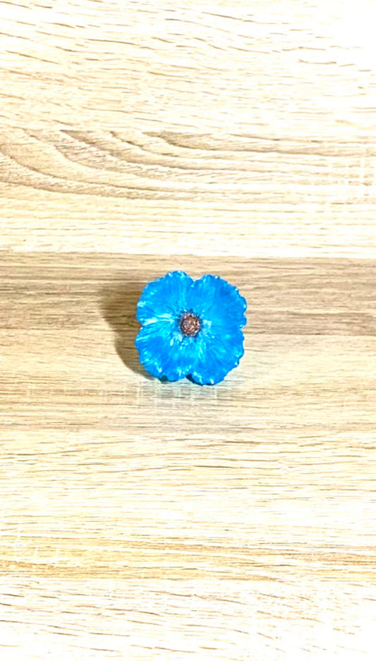 Fleur de pavot en résine époxy bleue avec cœur bronze foncé - décoration artisanale Pelou&Co 