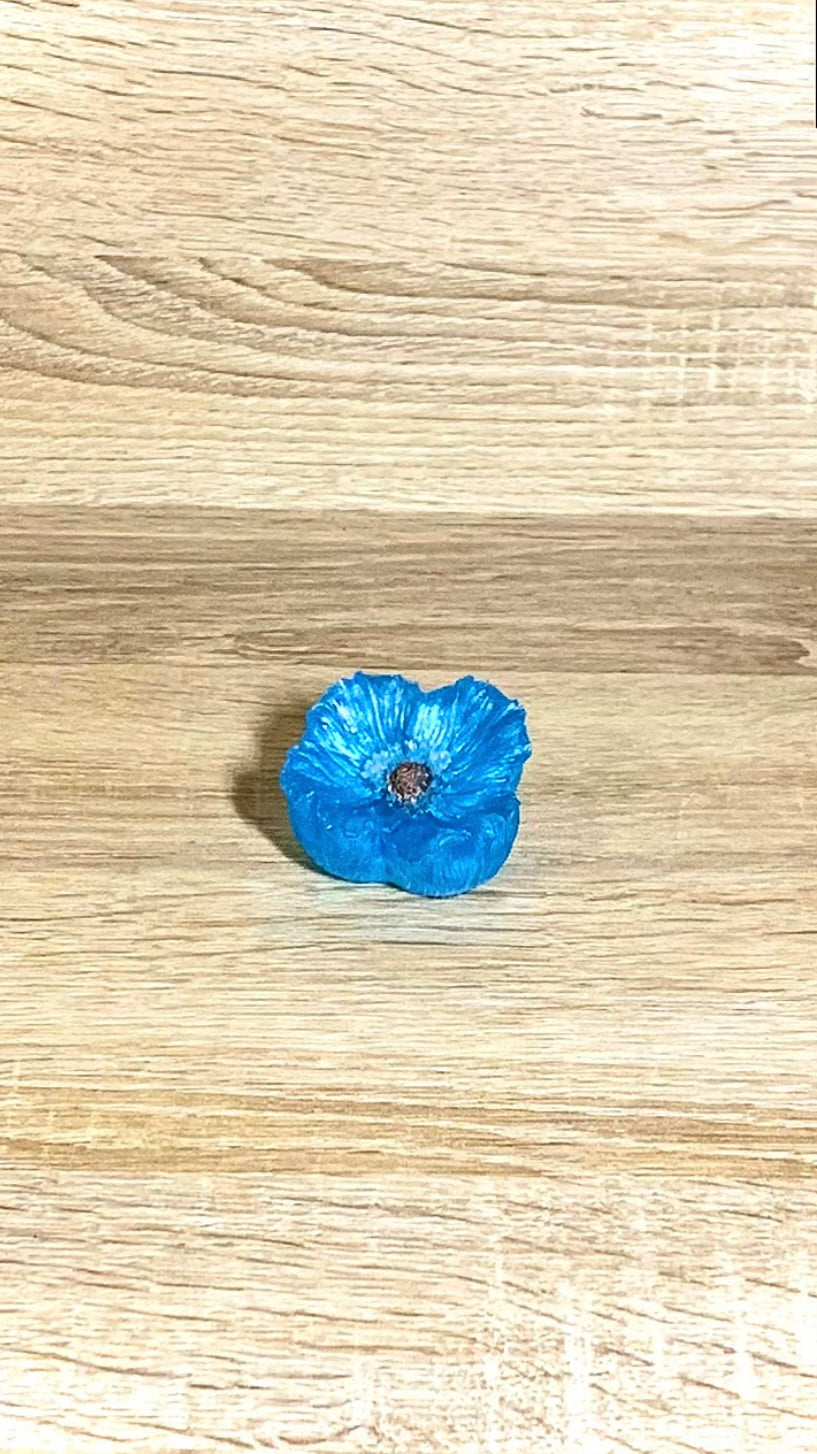 Fleur de pavot en résine époxy bleue avec cœur bronze foncé - décoration artisanale Pelou&Co 