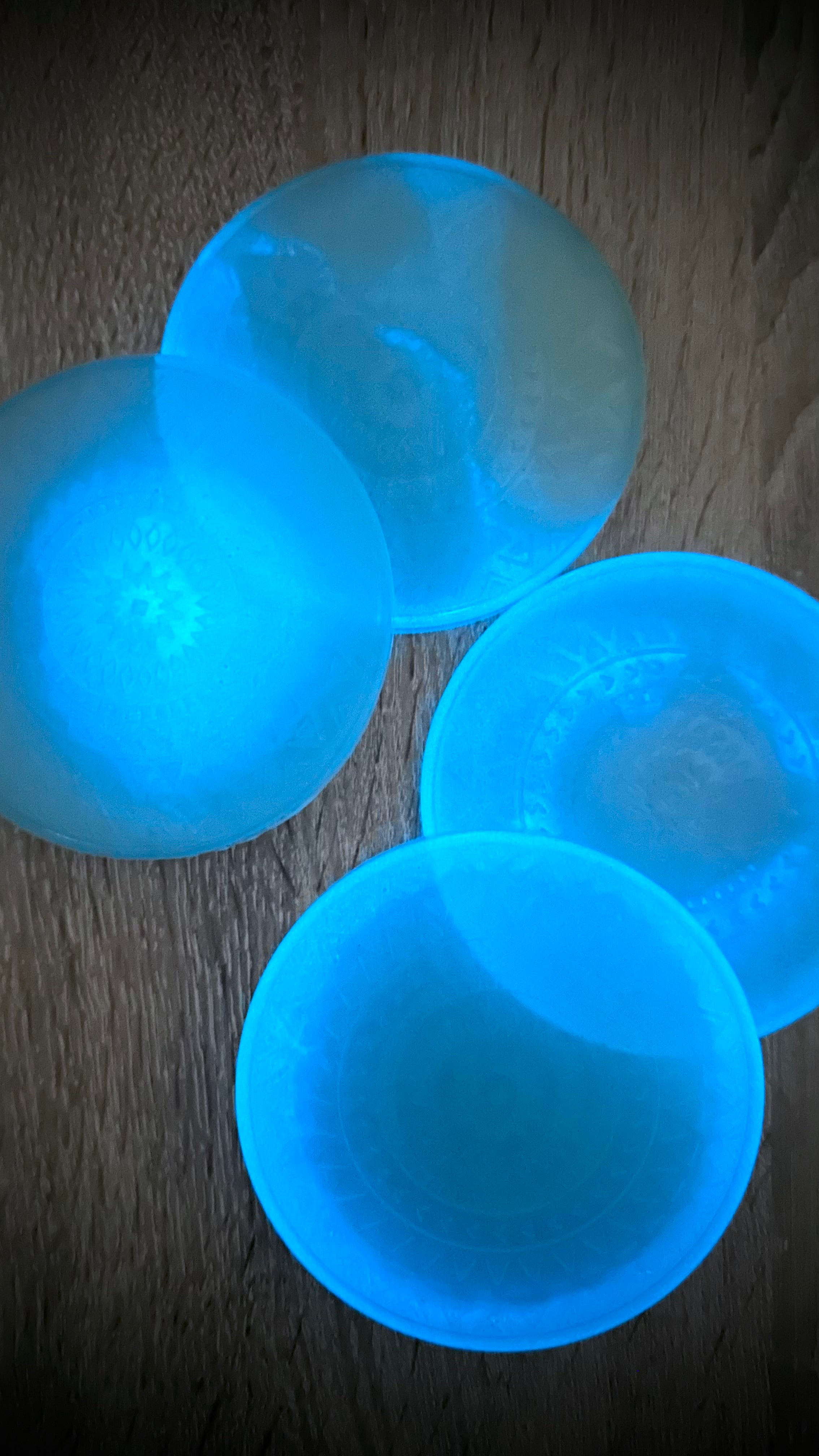 Dessous de verres fluorescents bleu nuit résine époxy