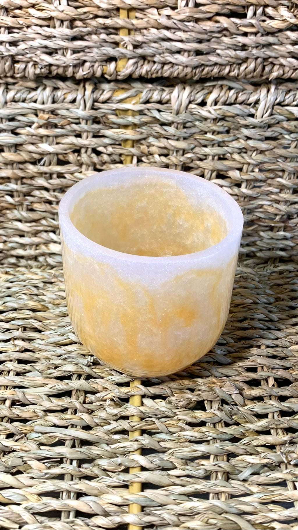 Gobelet en résine époxy blanc & or