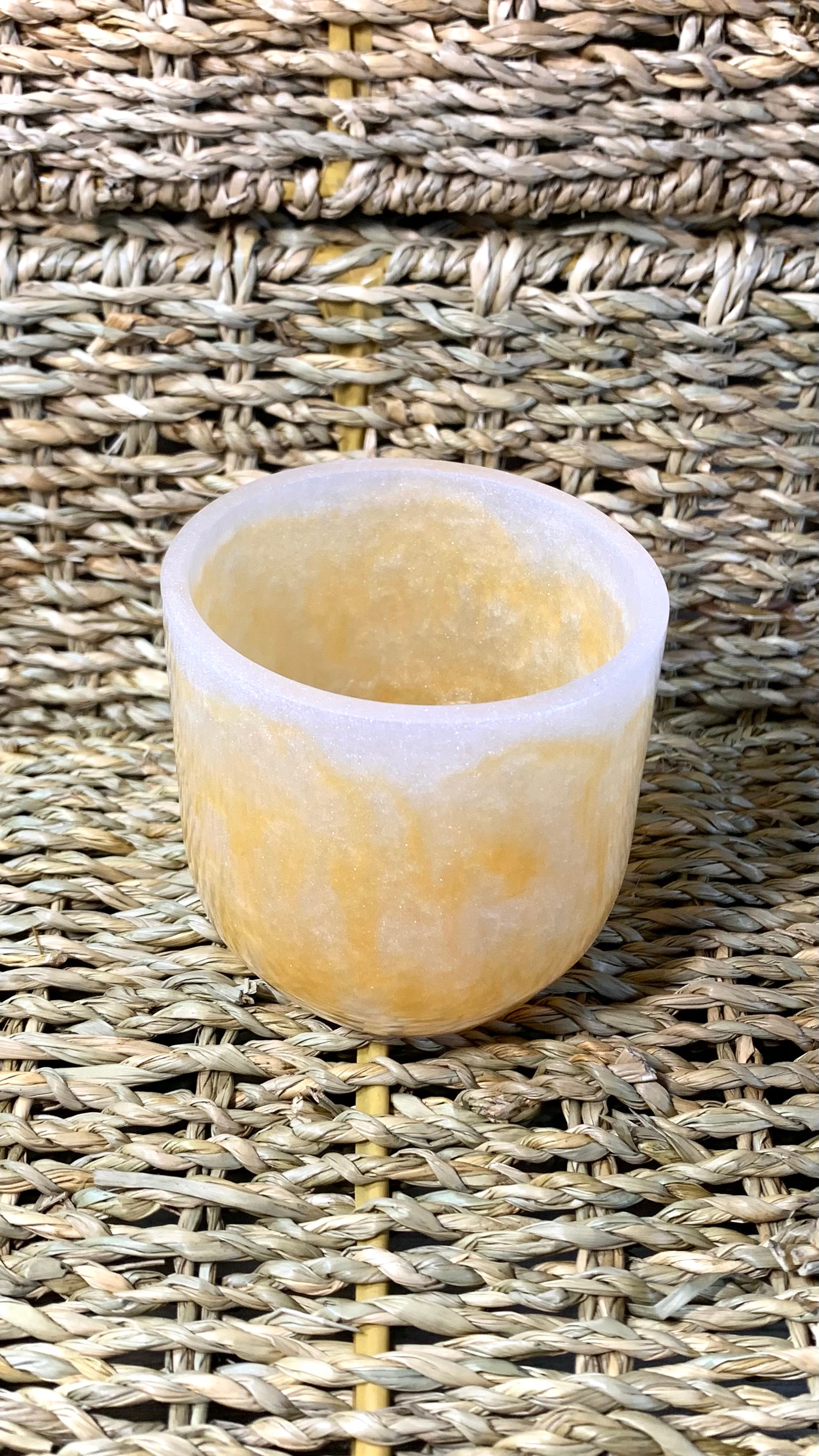 Gobelet en résine époxy blanc & or