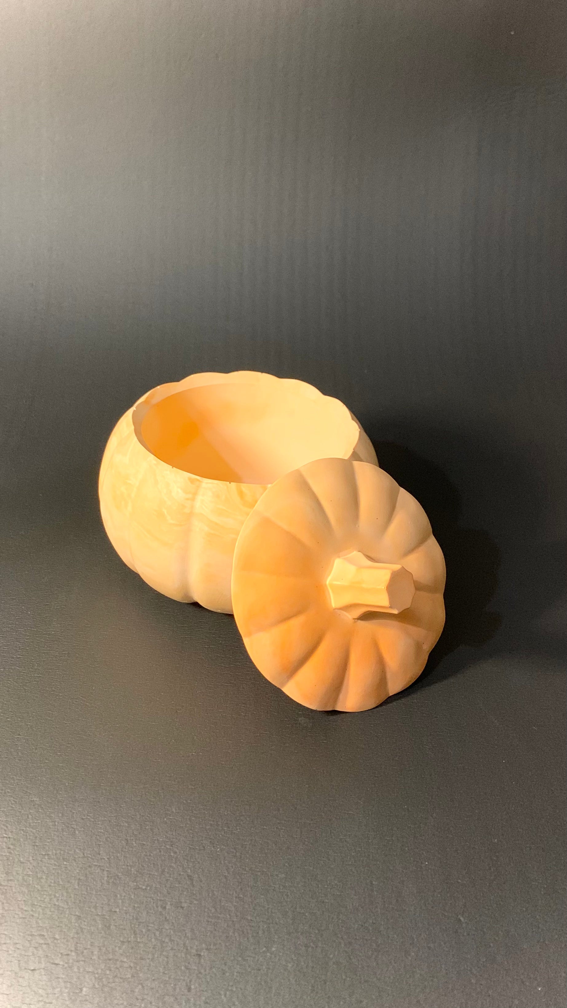 Grande Box Halloween Pelou&Co – Citrouille XXL en résine artisanale avec surprises mystères