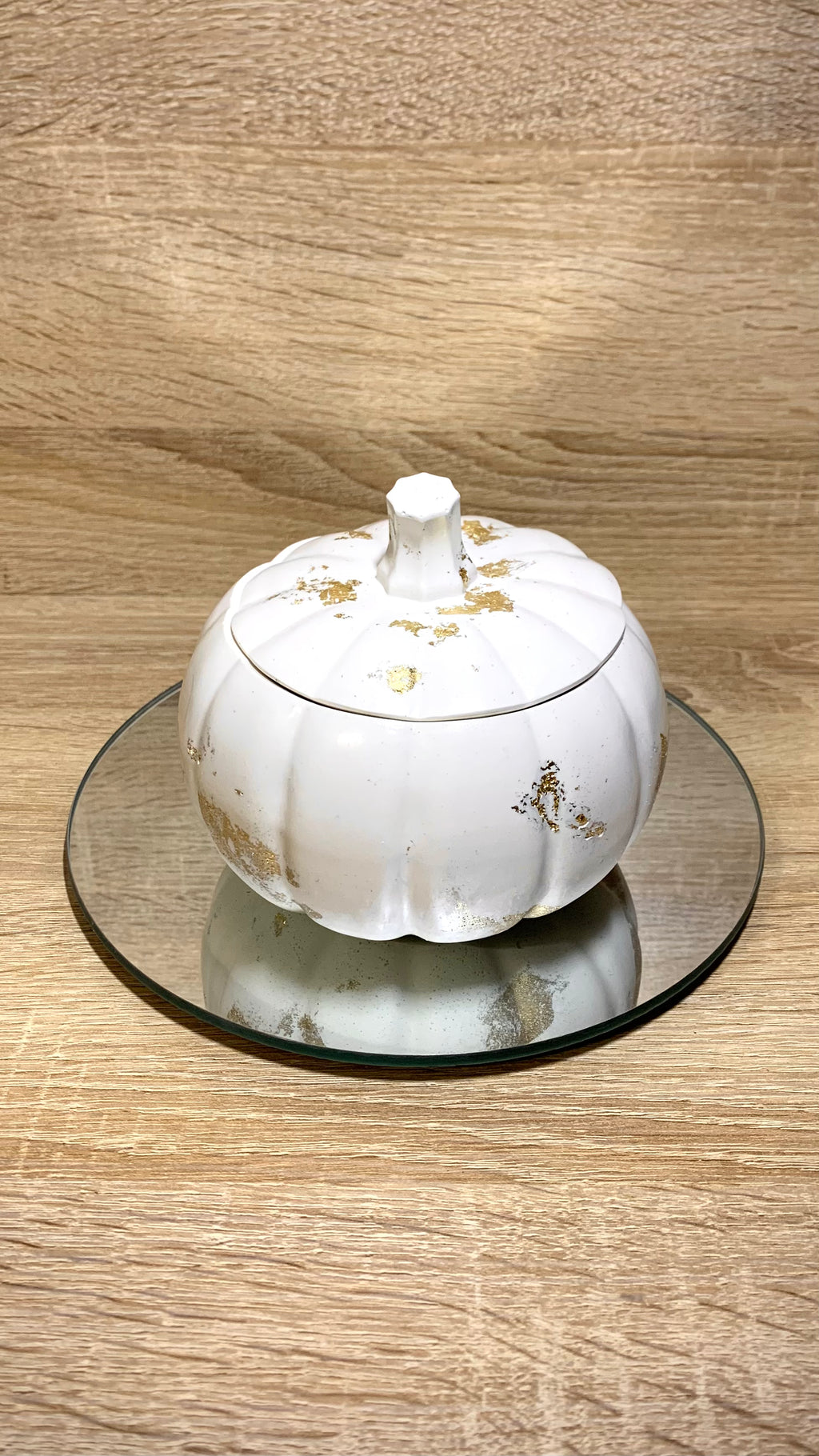 Grande boîte citrouille en résine minérale blanche avec incrustations de feuilles d’or – décoration artisanale Halloween et automne – Pelou&Co