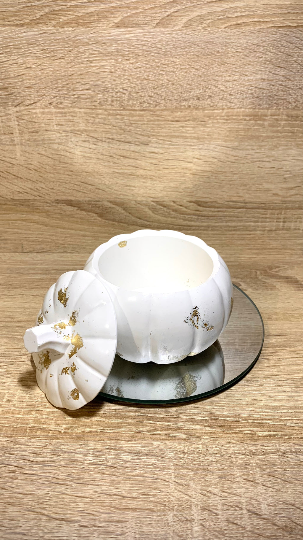 Grande boîte citrouille en résine minérale blanche avec incrustations de feuilles d’or – décoration artisanale Halloween et automne – Pelou&Co