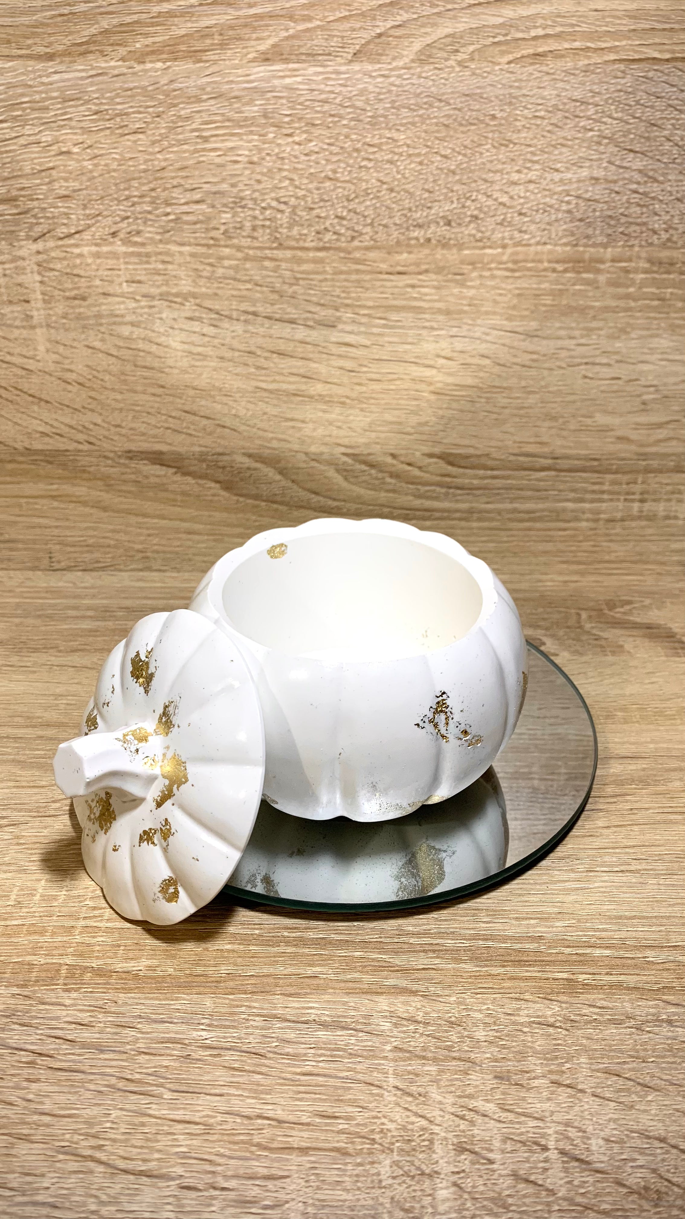 Grande boîte citrouille en résine minérale blanche avec incrustations de feuilles d’or – décoration artisanale Halloween et automne – Pelou&Co