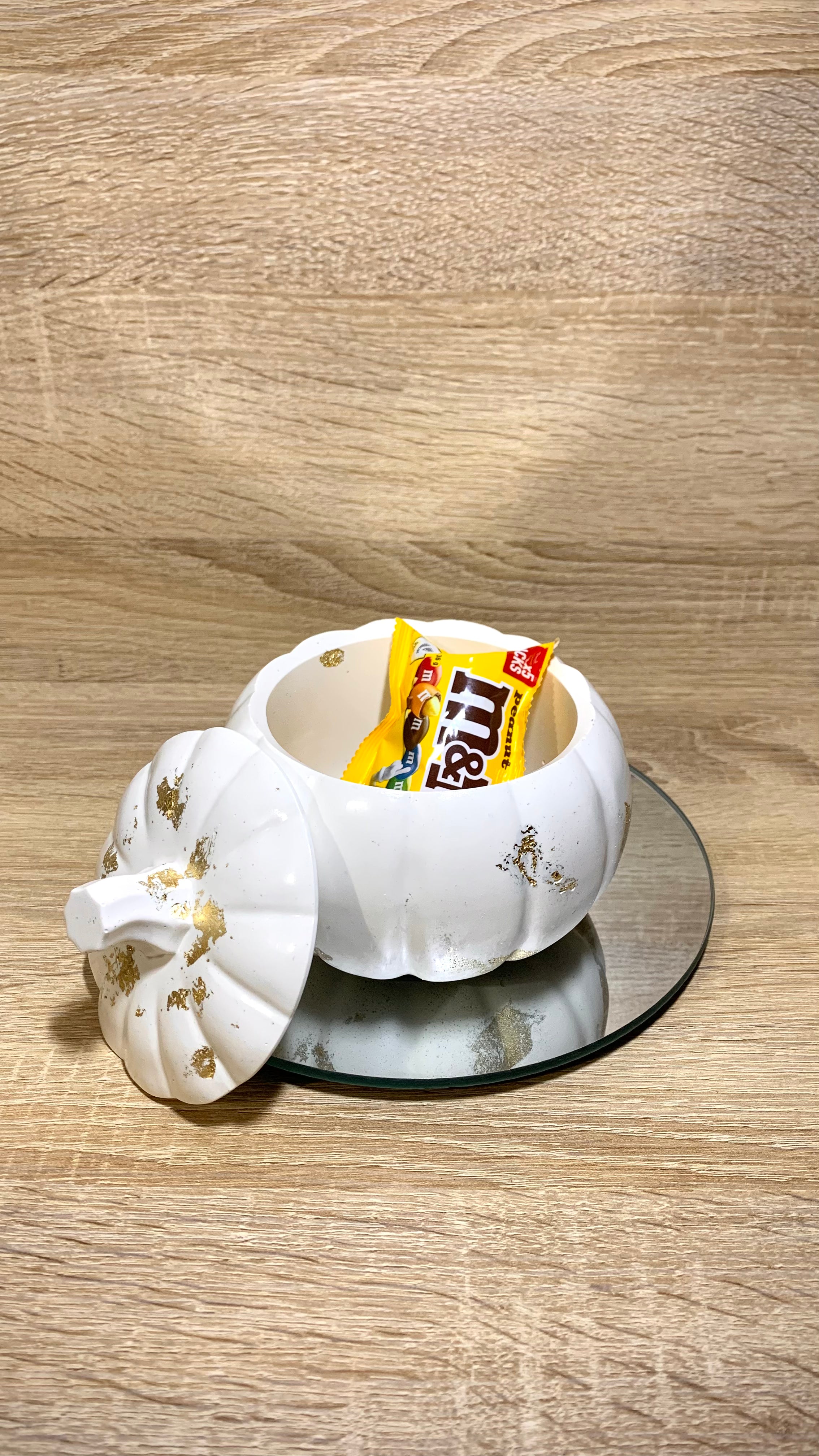 Grande boîte citrouille en résine minérale blanche avec incrustations de feuilles d’or – décoration artisanale Halloween et automne – Pelou&Co