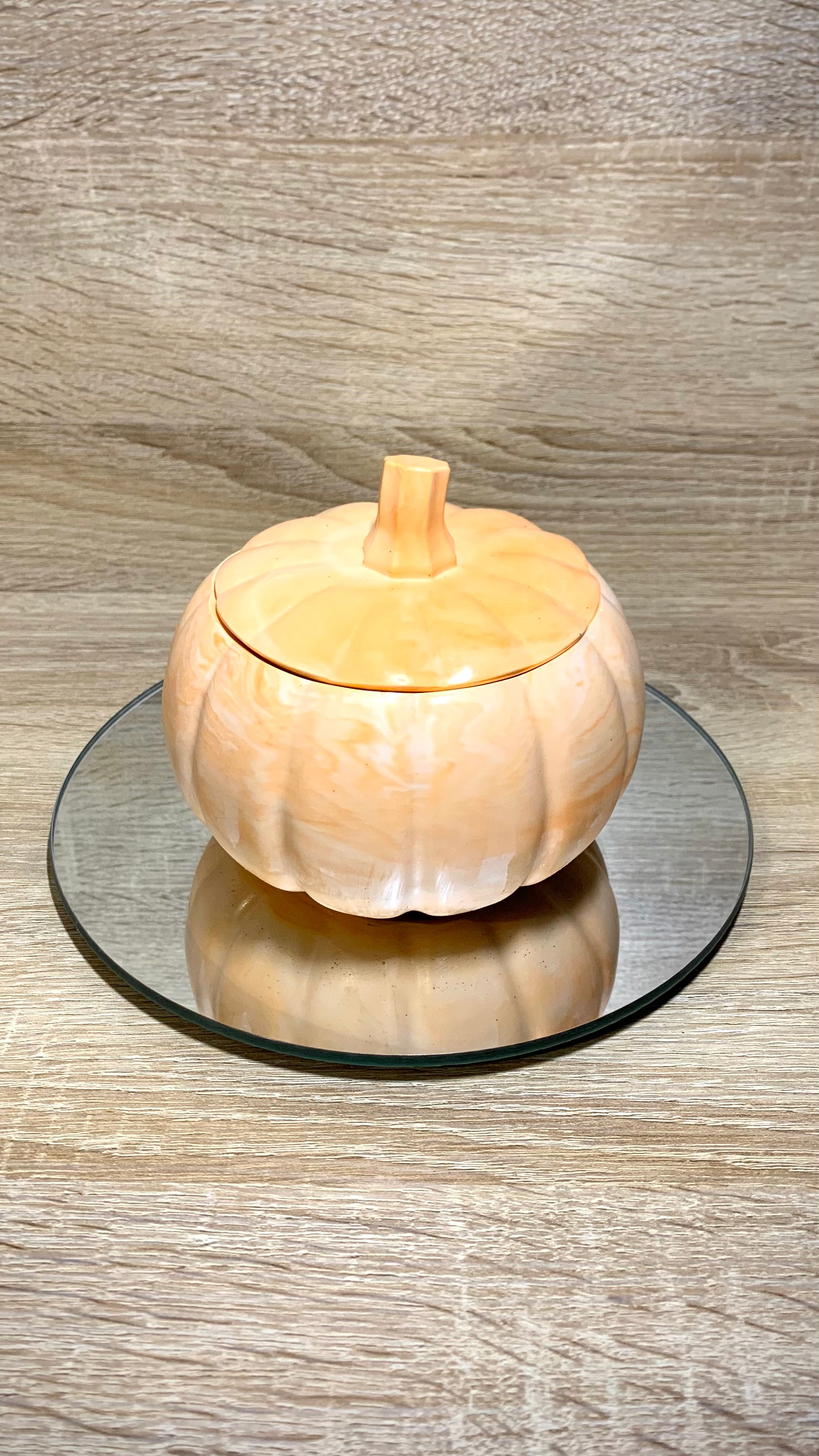 Grande boîte citrouille en résine minérale orangée avec marbrage – décoration automnale et Halloween – création artisanale Pelou&Co