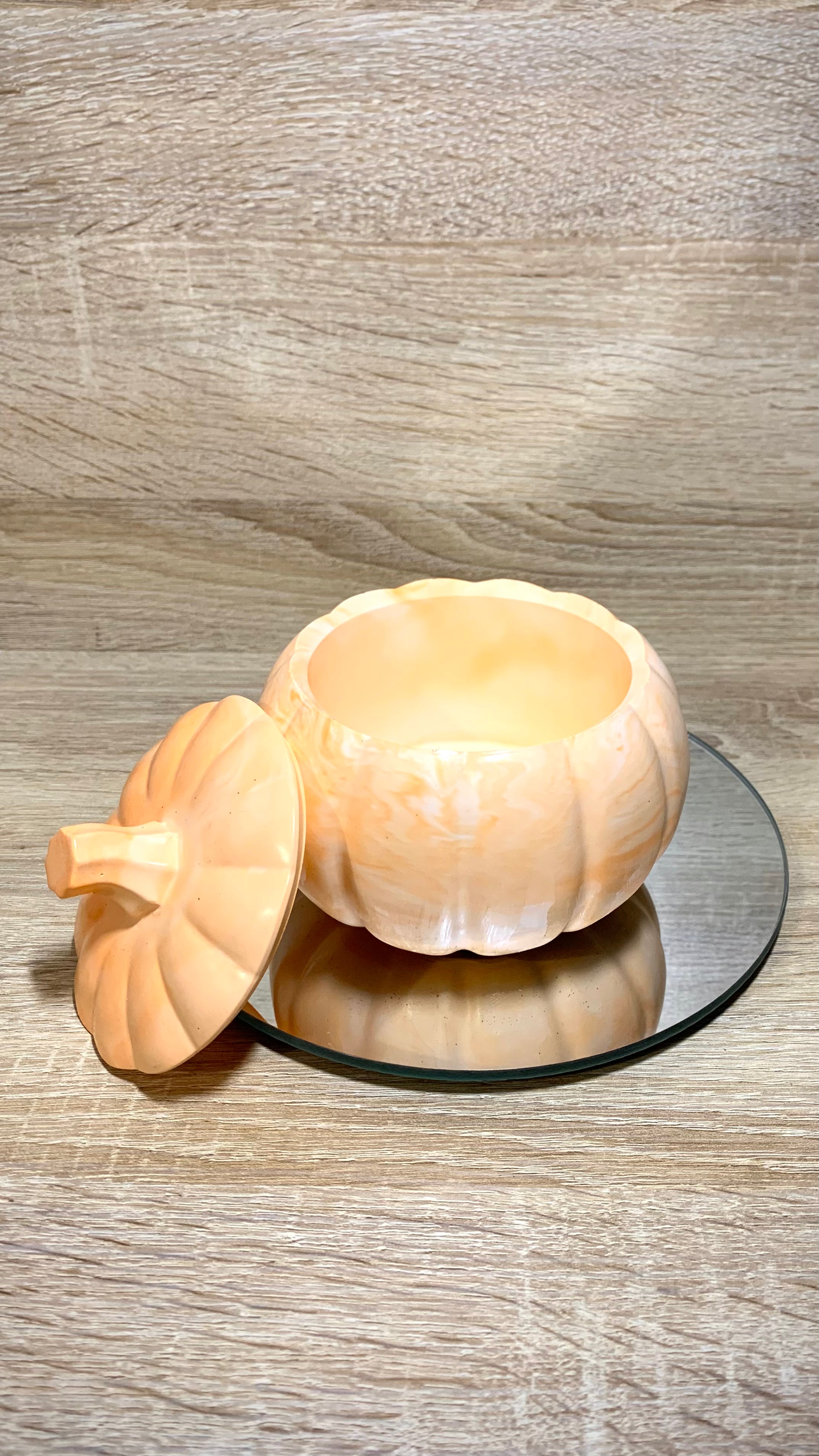 Grande boîte citrouille en résine minérale orangée avec marbrage – décoration automnale et Halloween – création artisanale Pelou&Co
