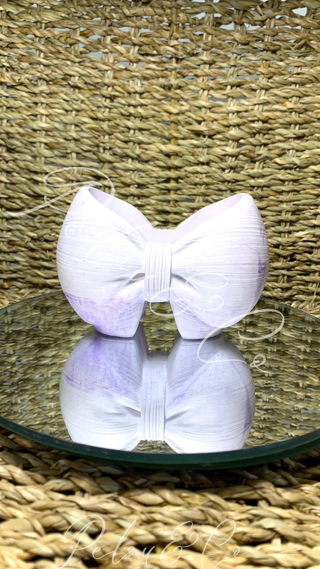 Pot décoratif en forme de nœud en résine minérale marbré blanc et violet, création artisanale.