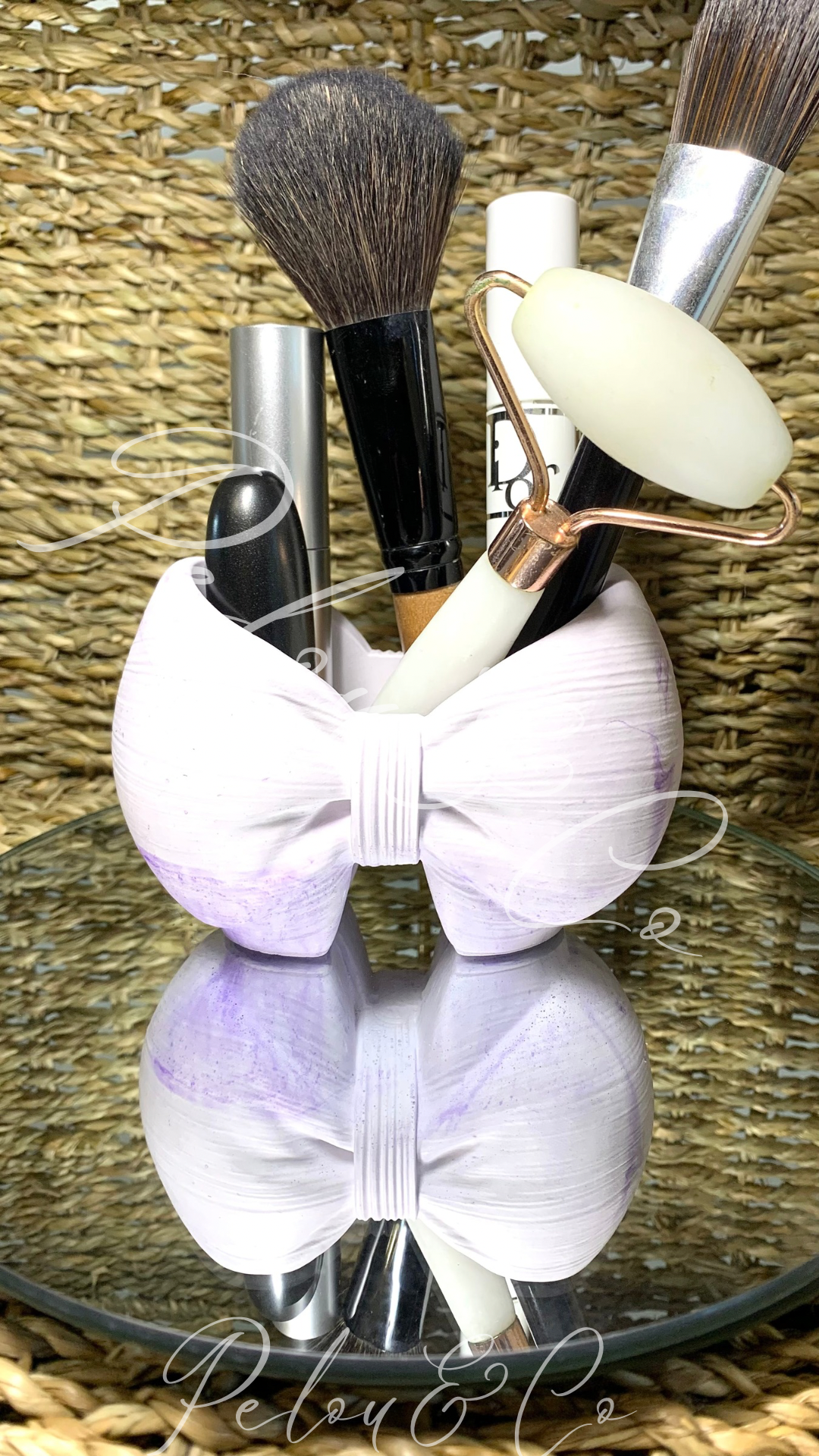 Pot en résine minérale marbré blanc et violet en forme de nœud, utilisation décoration intérieure.
