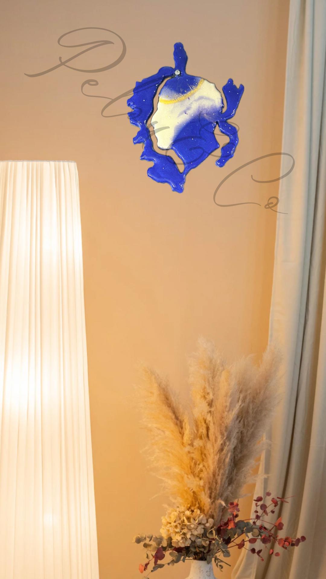 ⁠Objet déco fait main forme ile de Corse et tête de Maure design cosmique scintillant⁠