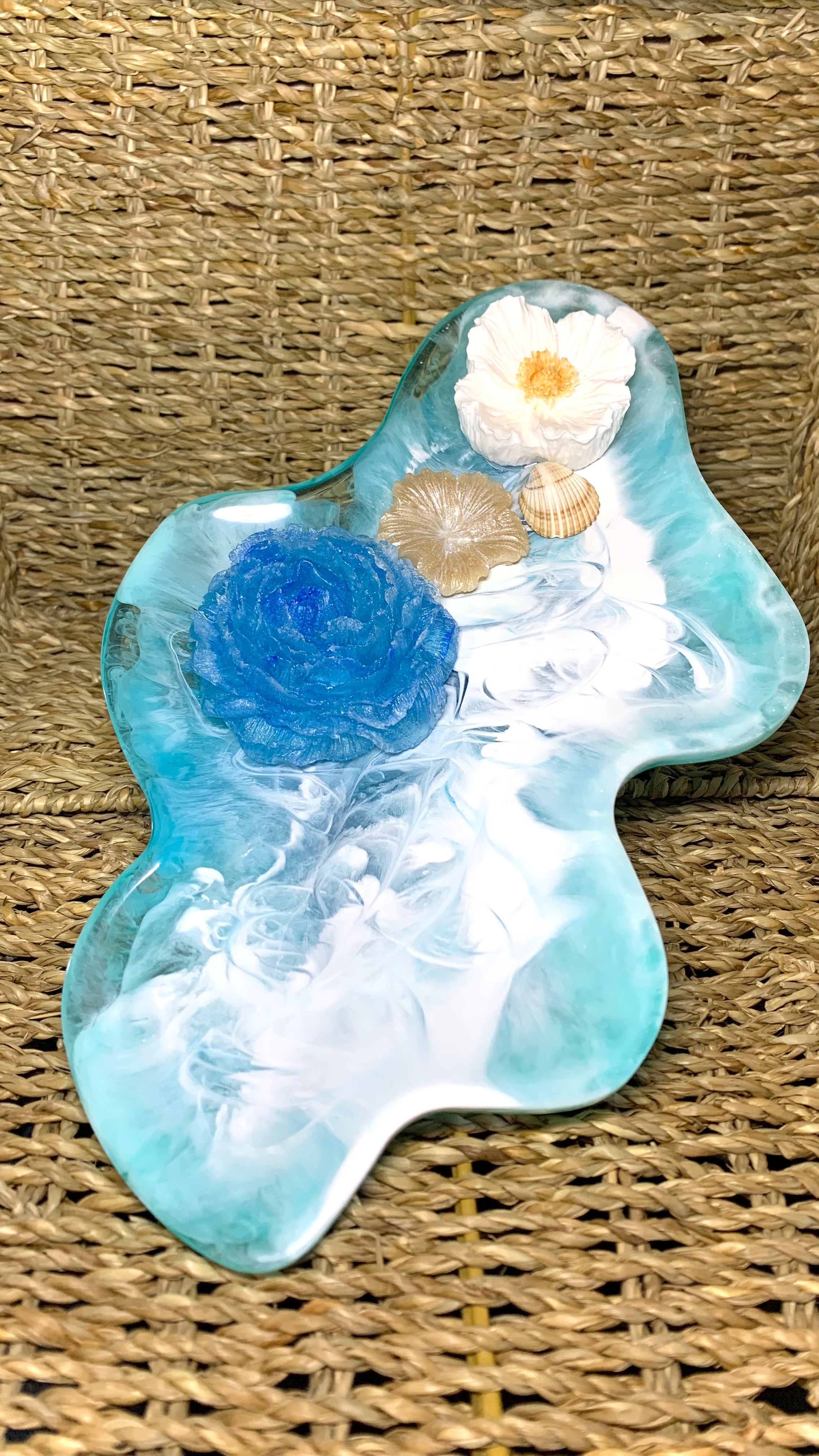 Plateau décoratif résine époxy effet océan, détail fleurs et coquillage