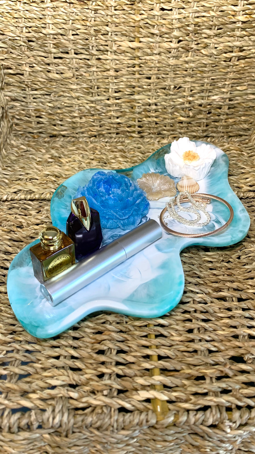 Plateau ondulé effet mer bleu et blanc avec fleurs incrustées