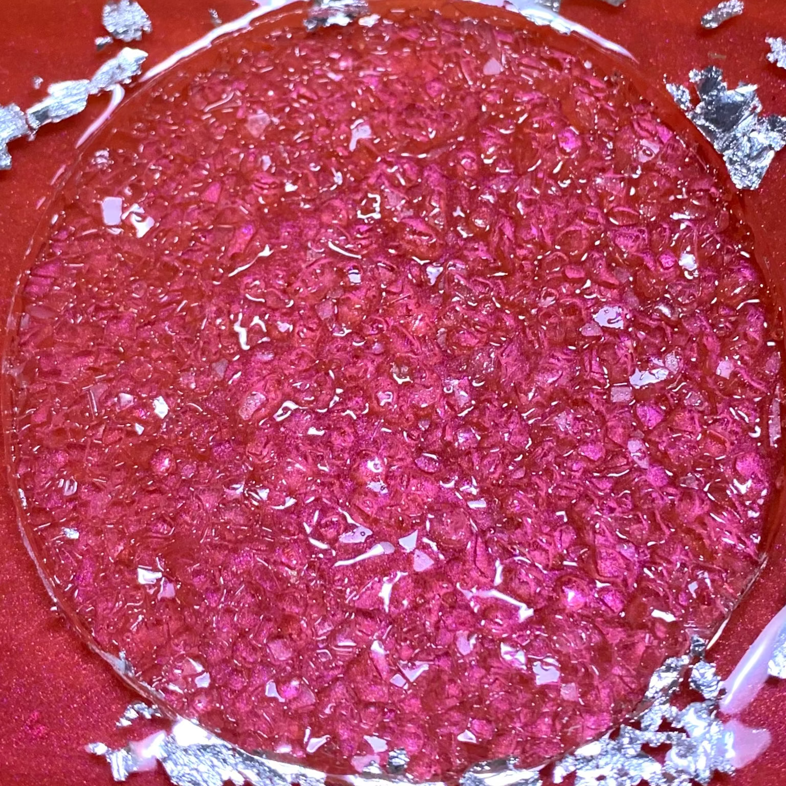 Détail effet cristaux tactile en résine époxy rouge.