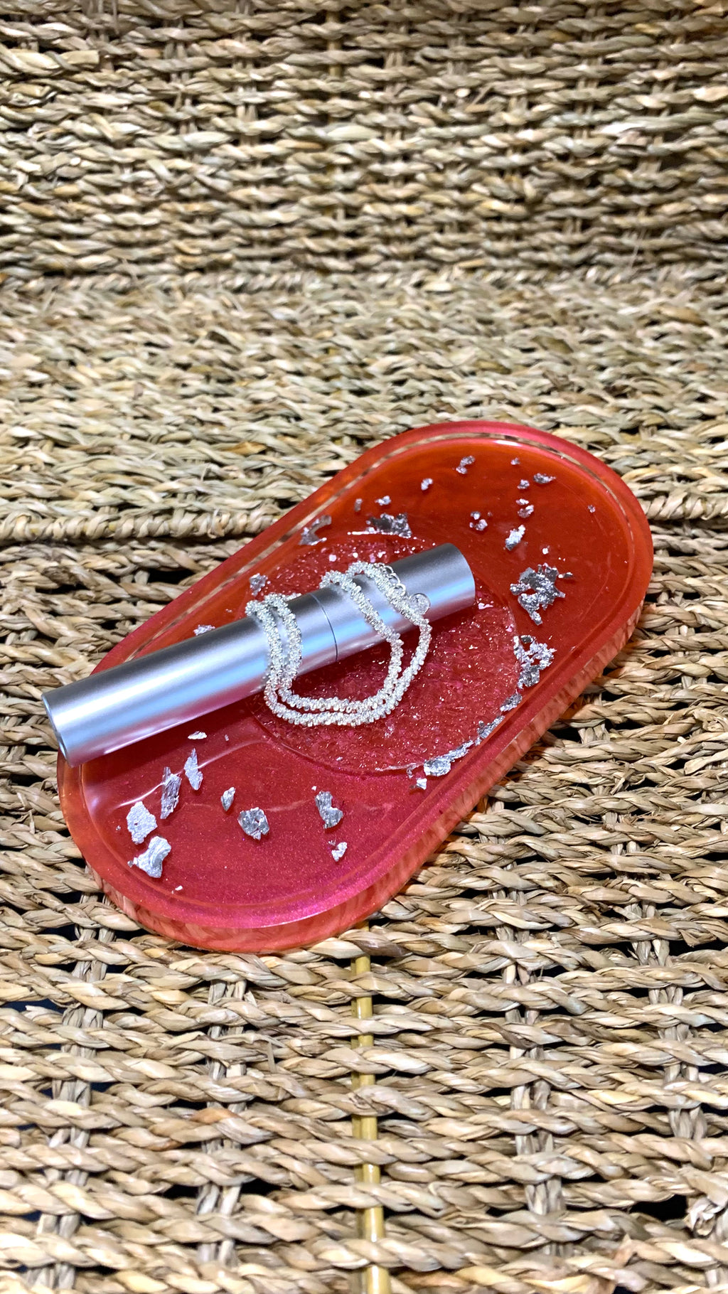 Vide-poches en résine époxy rouge utilisé avec bijoux et autre