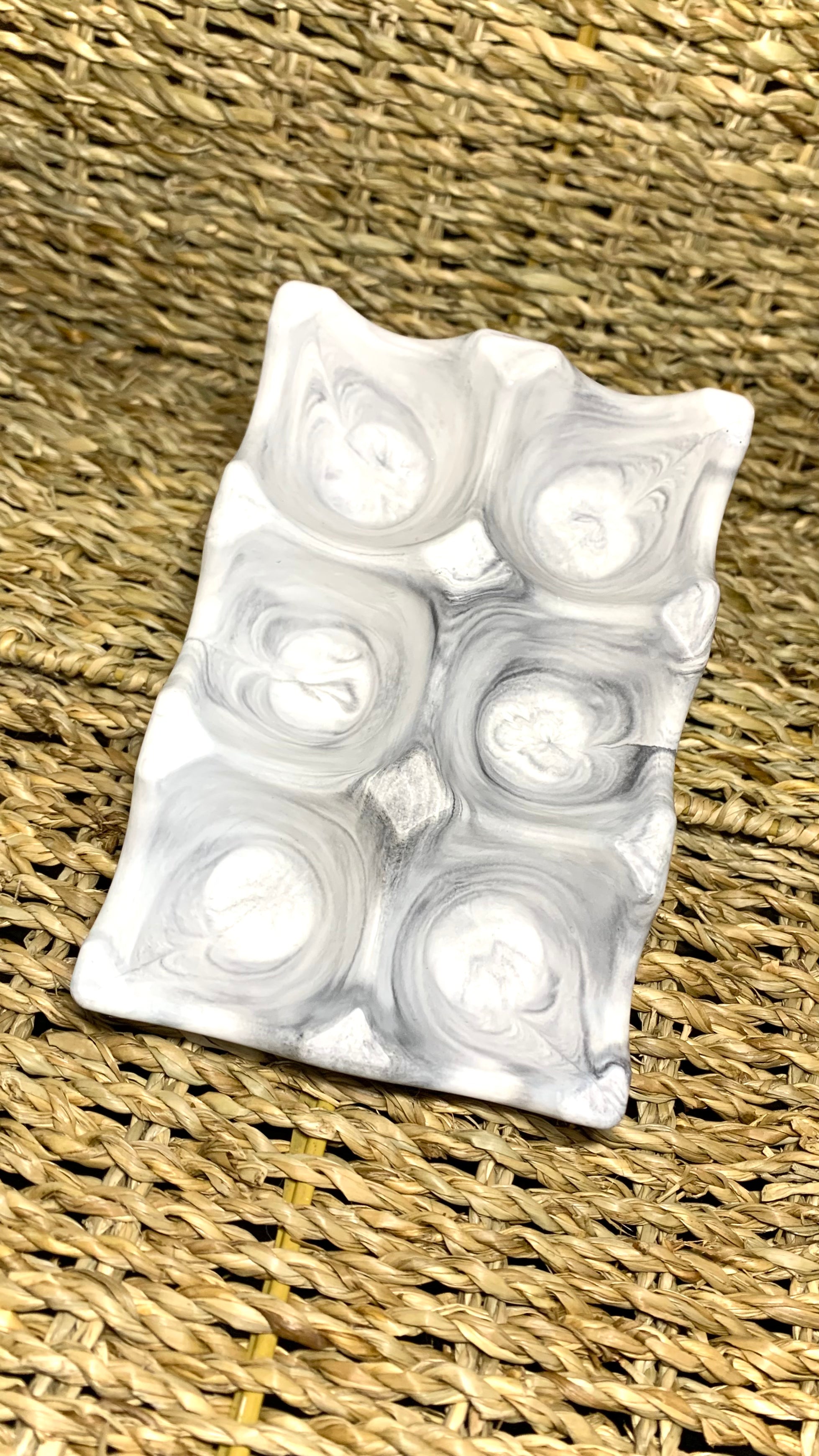 Porte-œufs en résine minérale effet marbré noir et blanc, vue détaillée