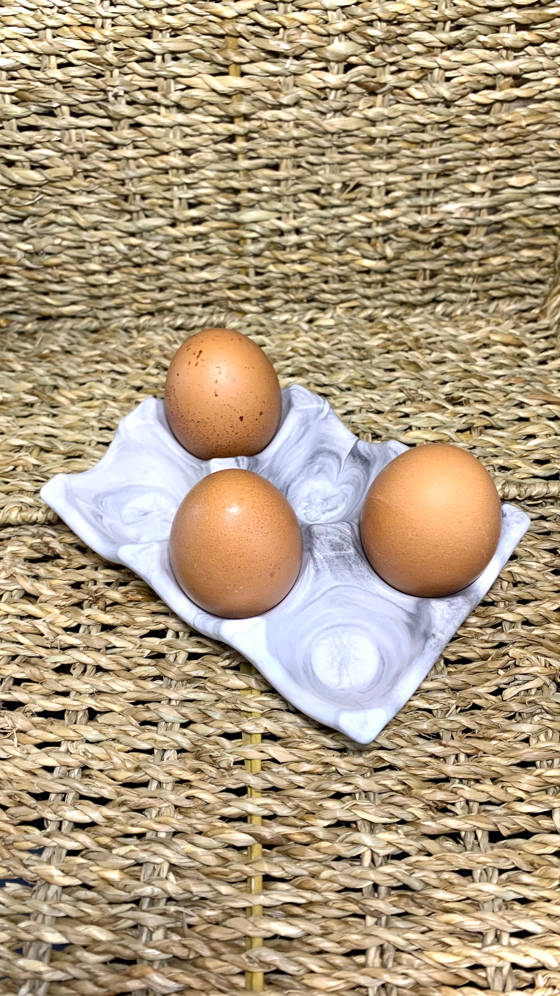 Support à œufs en résine minérale marbré noir et blanc, création artisanale