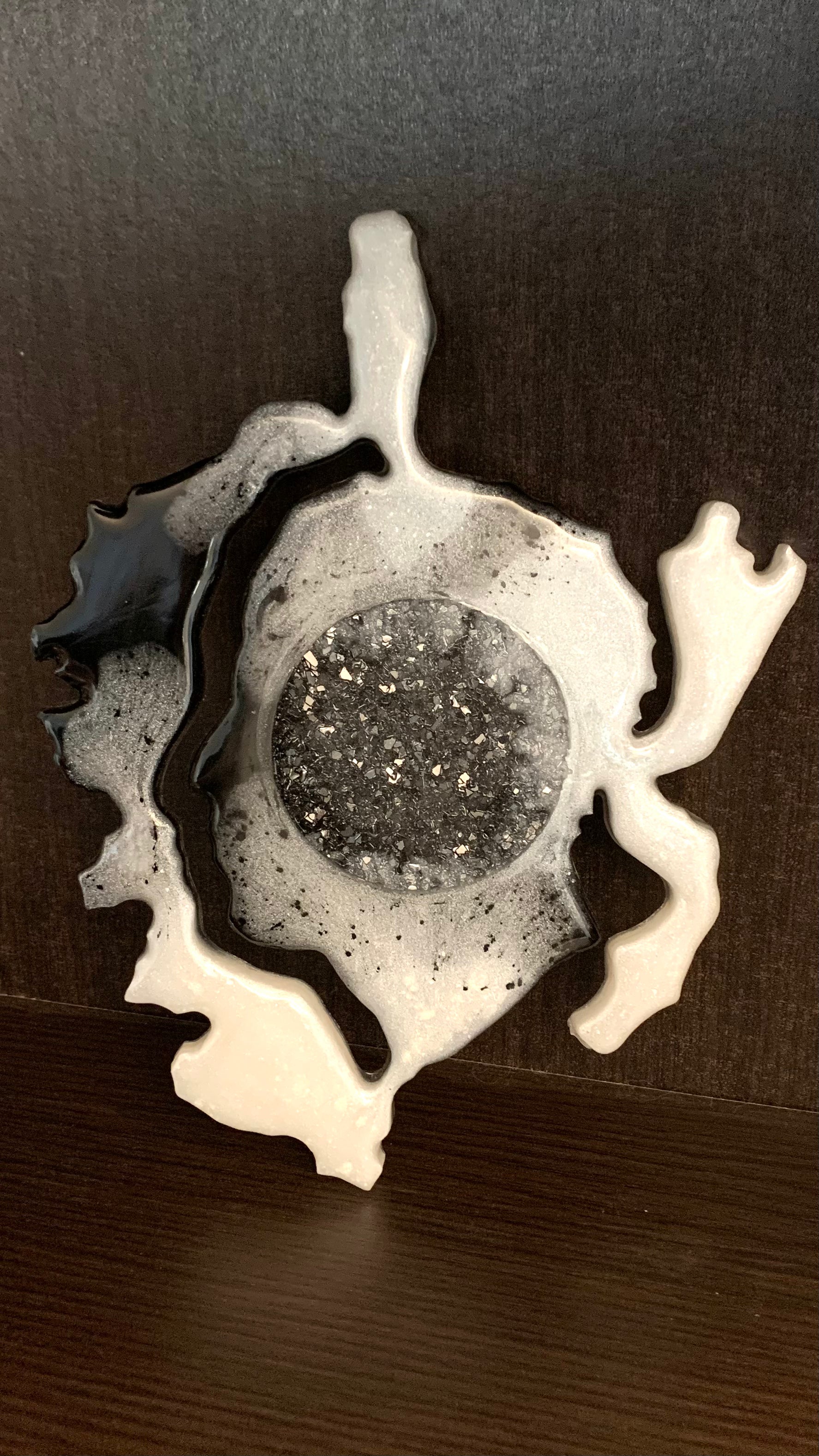 Décoration murale Corse et Tête de Maure en résine époxy marbré blanc et noir.