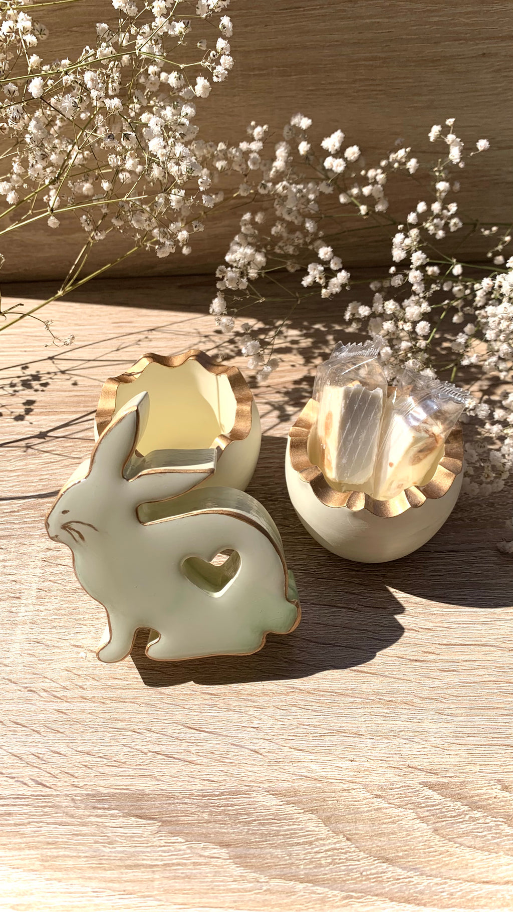 Décoration pâques lapin résine minérale jaune, vert et doré