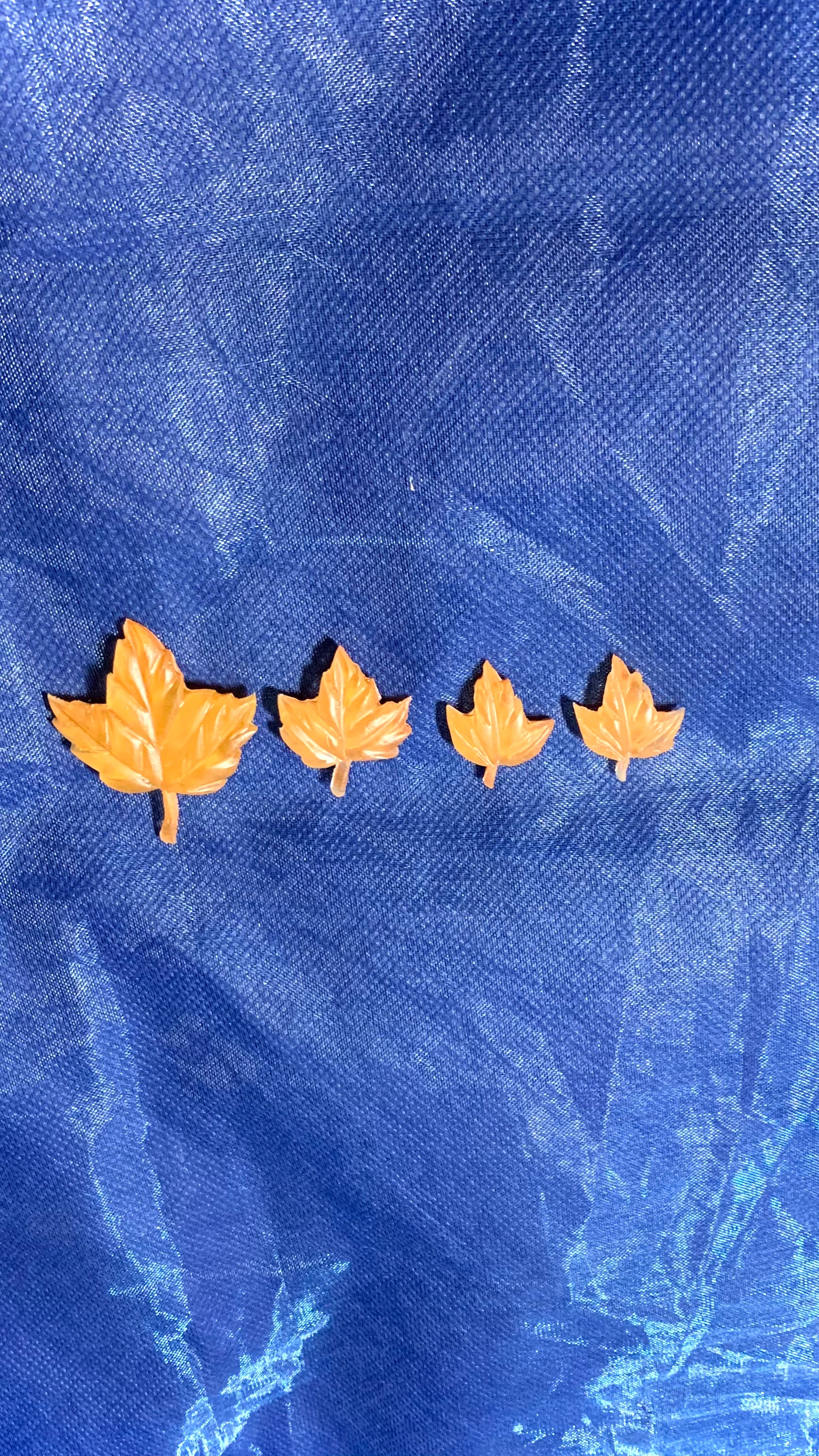 Lot 4 aimants feuilles d’érable en résine époxy - tailles différentes - marron clair fluorescent - décoration magnétique originale maison - Pelou&Co