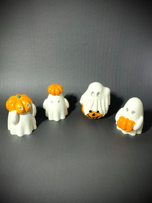 Lot 4 figurines fantômes en résine blanche avec citrouille orange artisanales Halloween 2025 - Décoration table et rebord cheminée - Halloween Pelou&Co