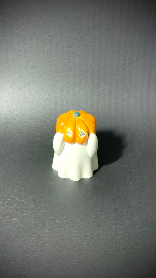 Lot 4 figurines fantômes en résine blanche avec citrouille orange artisanales Halloween 2025 - Décoration table et rebord cheminée - Halloween Pelou&Co