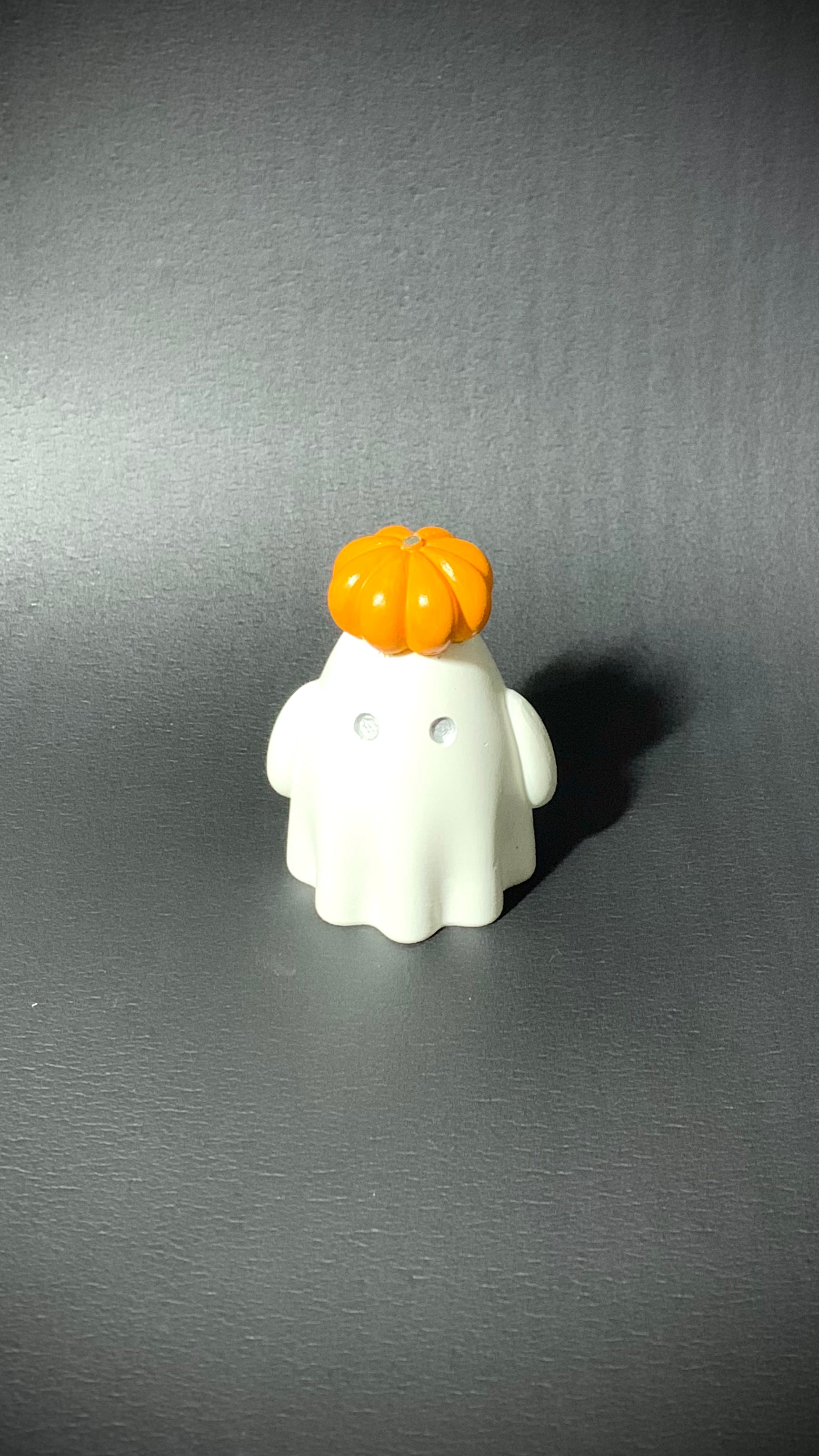 Lot 4 figurines fantômes en résine blanche avec citrouille orange artisanales Halloween 2025 - Décoration table et rebord cheminée - Halloween Pelou&Co