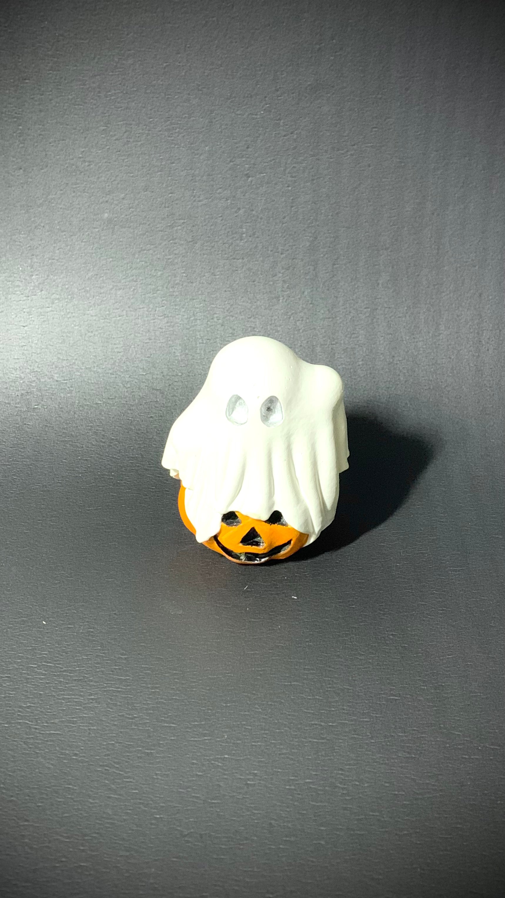 Lot 4 figurines fantômes en résine blanche avec citrouille orange artisanales Halloween 2025 - Décoration table et rebord cheminée - Halloween Pelou&Co