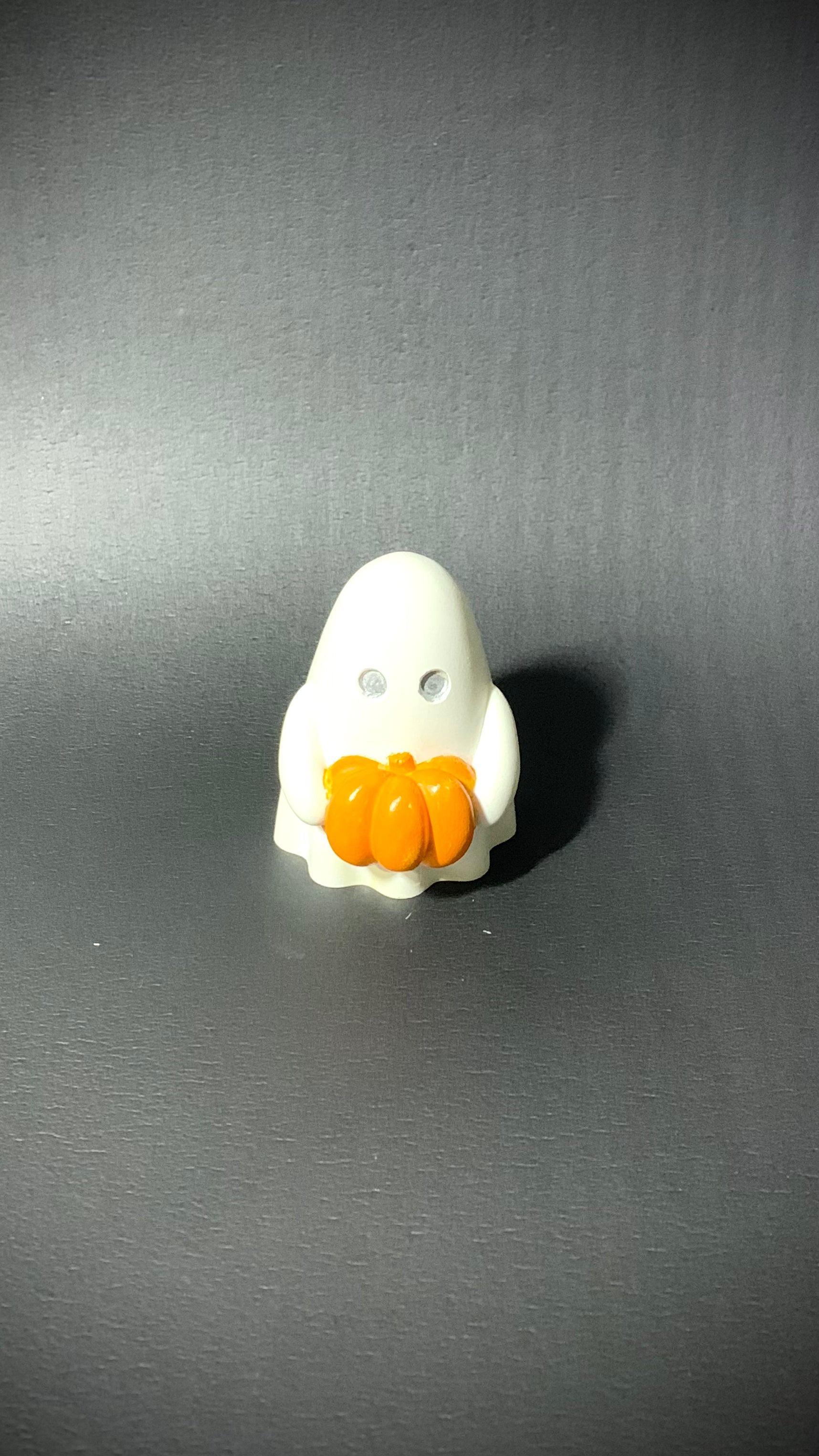 Lot 4 figurines fantômes en résine blanche avec citrouille orange artisanales Halloween 2025 - Décoration table et rebord cheminée - Halloween Pelou&Co