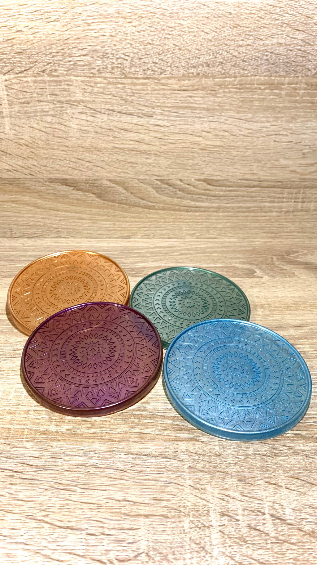 Lot de 4 dessous de verres mandala en résine époxy colorés – bronze, violet, bleu et vert – création artisanale Pelou&Co