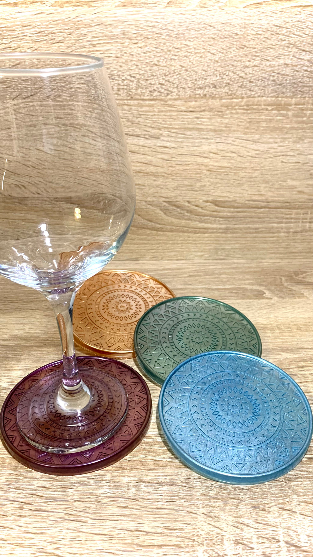 Lot de 4 dessous de verres mandala en résine époxy colorés – bronze, violet, bleu et vert – création artisanale Pelou&Co