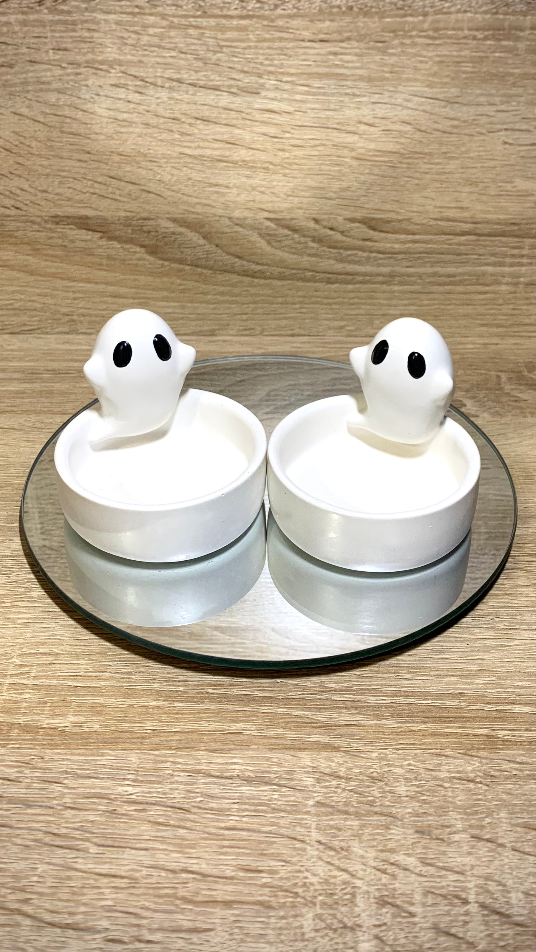 Lot de deux bougeoirs fantômes blancs avec yeux noirs en résine minérale – décoration artisanale Halloween – Pelou&Co
