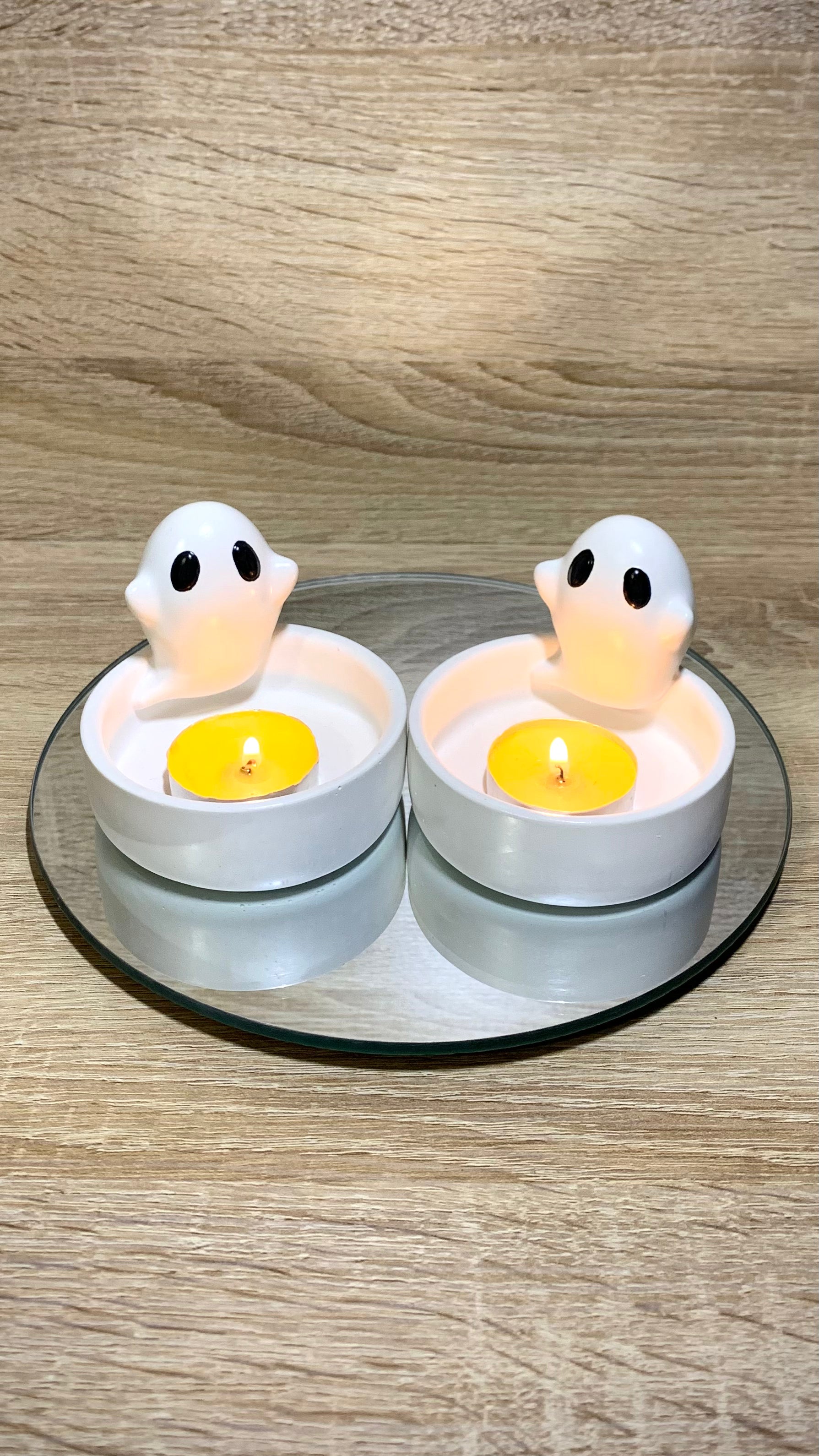 Lot de deux bougeoirs fantômes blancs avec yeux noirs en résine minérale – décoration artisanale Halloween – Pelou&Co