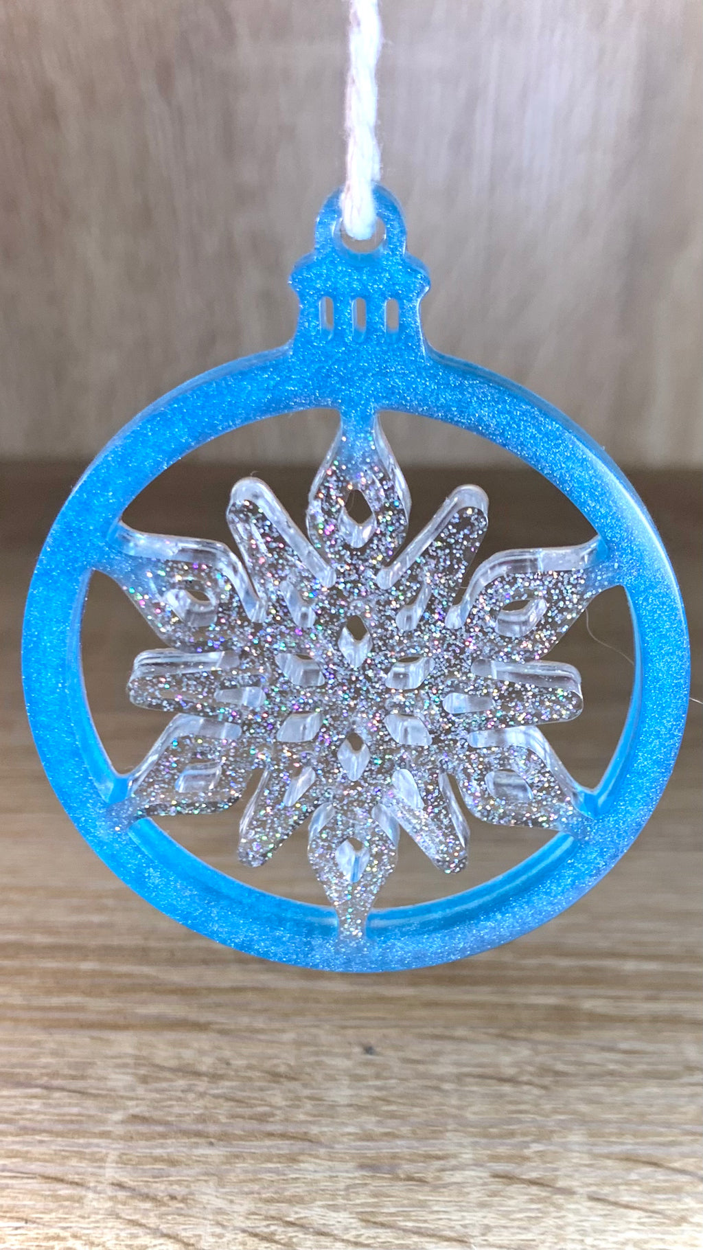 Suspension flocon bleu givré et paillettes argentées