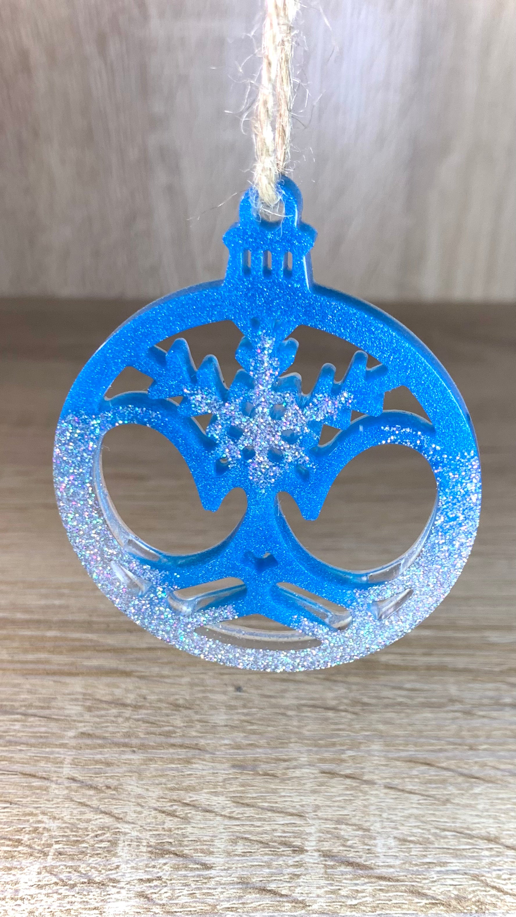 Boules de Noël artisanales en résine époxy Pelou&Co