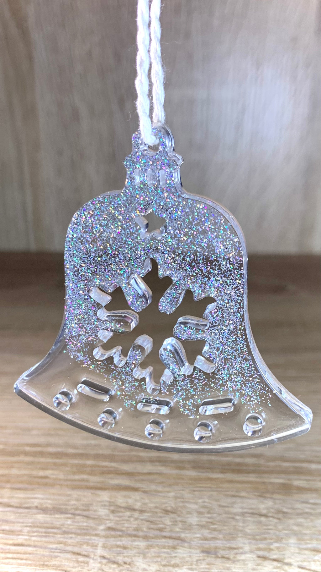 Suspensions artisanales Pelou&Co accrochées sur un sapin