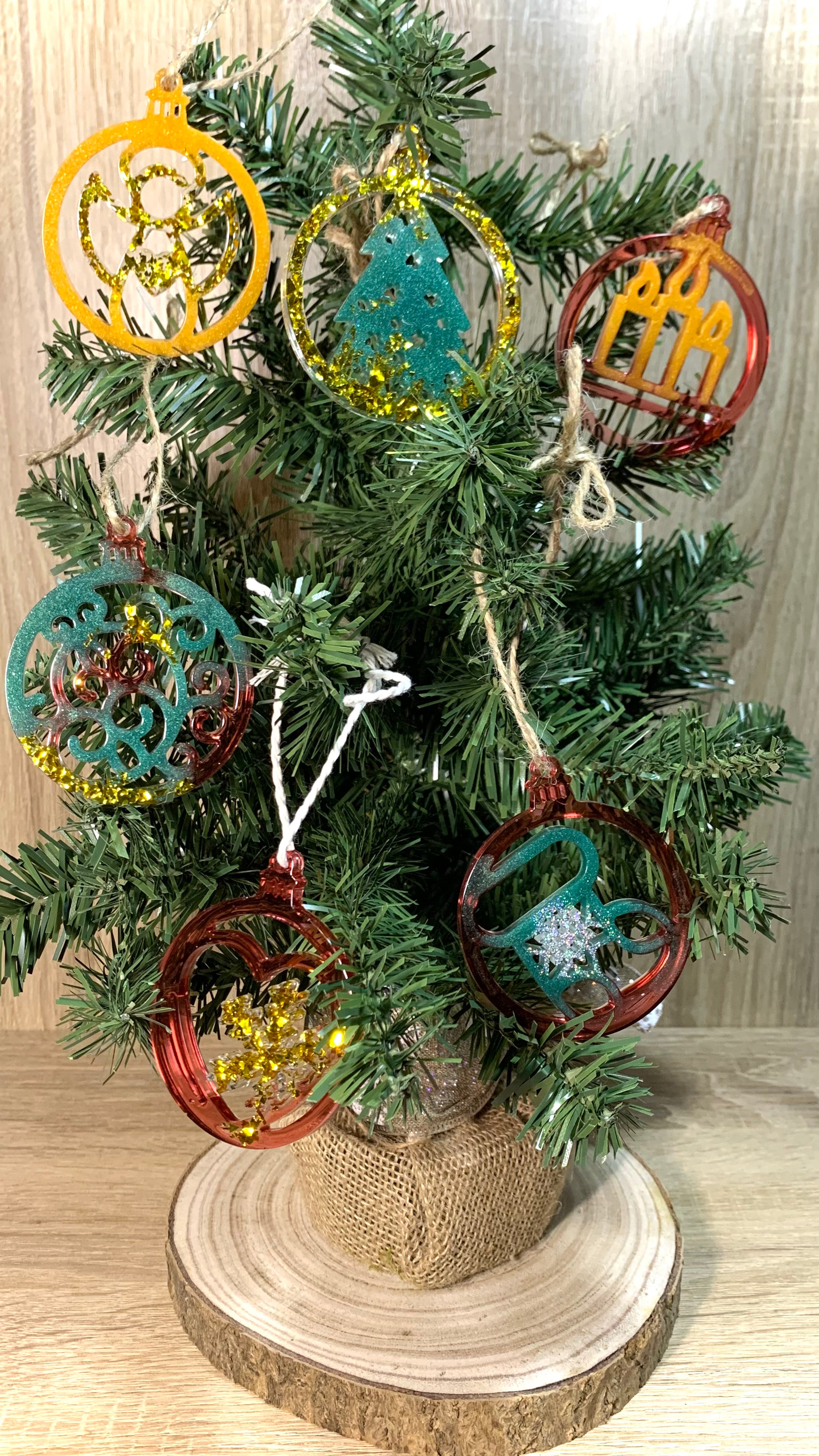 Lot de 6 boules plates rouges, vertes et dorées Pelou&Co