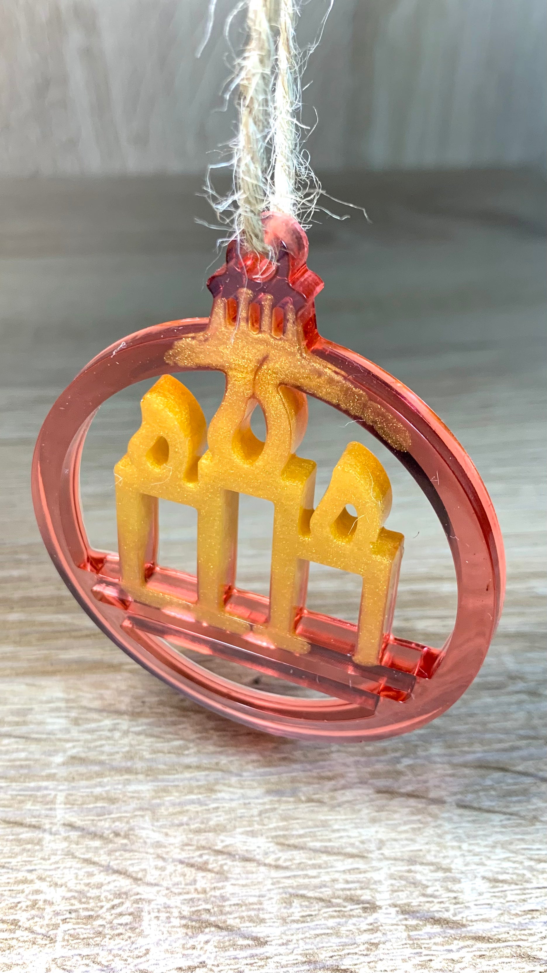 Lot de boules de Noël artisanales accrochées sur sapin