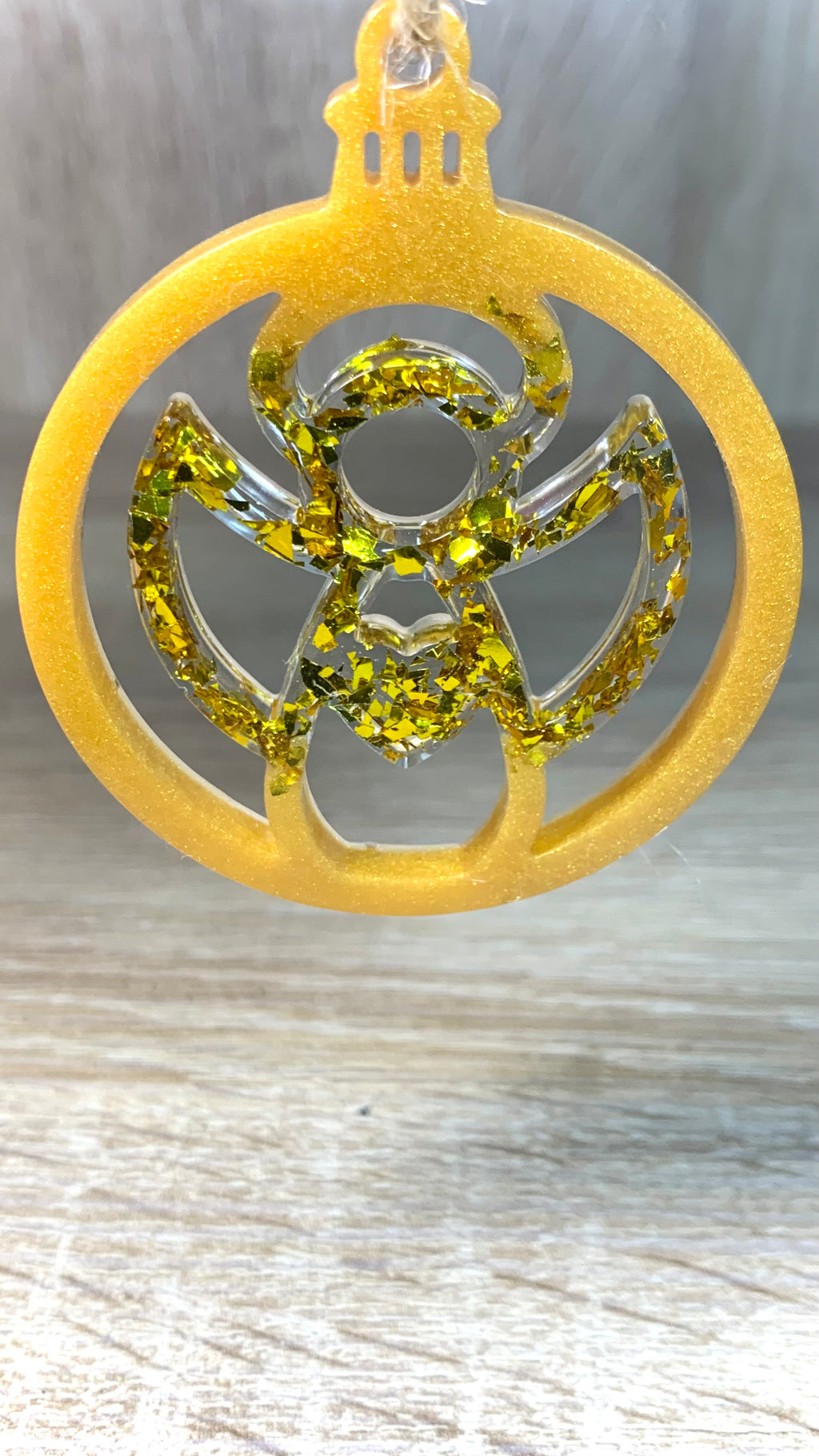 Détail des paillettes dorées dans la résine