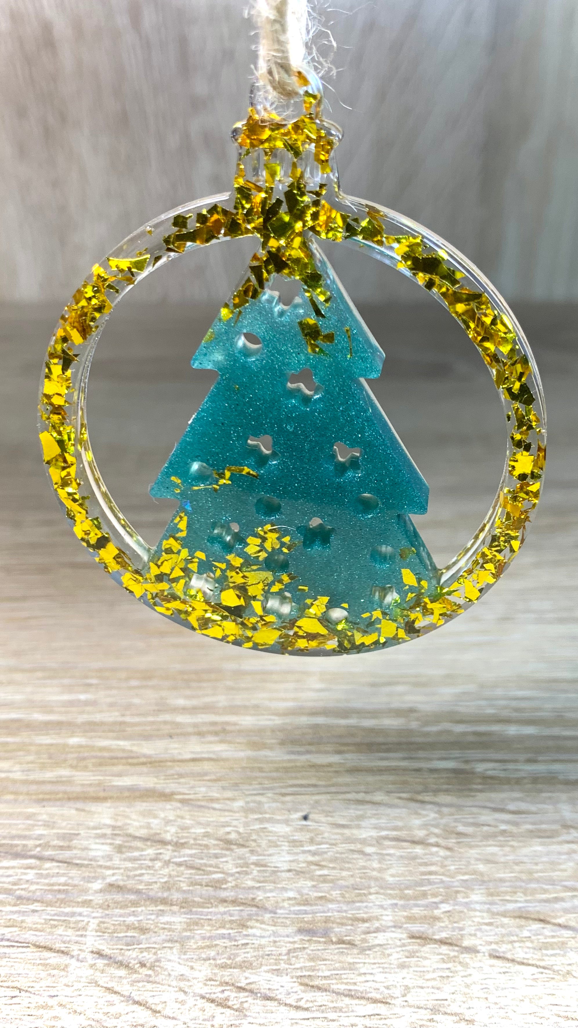 Ensemble de suspensions colorées Pelou&Co sur fond festif