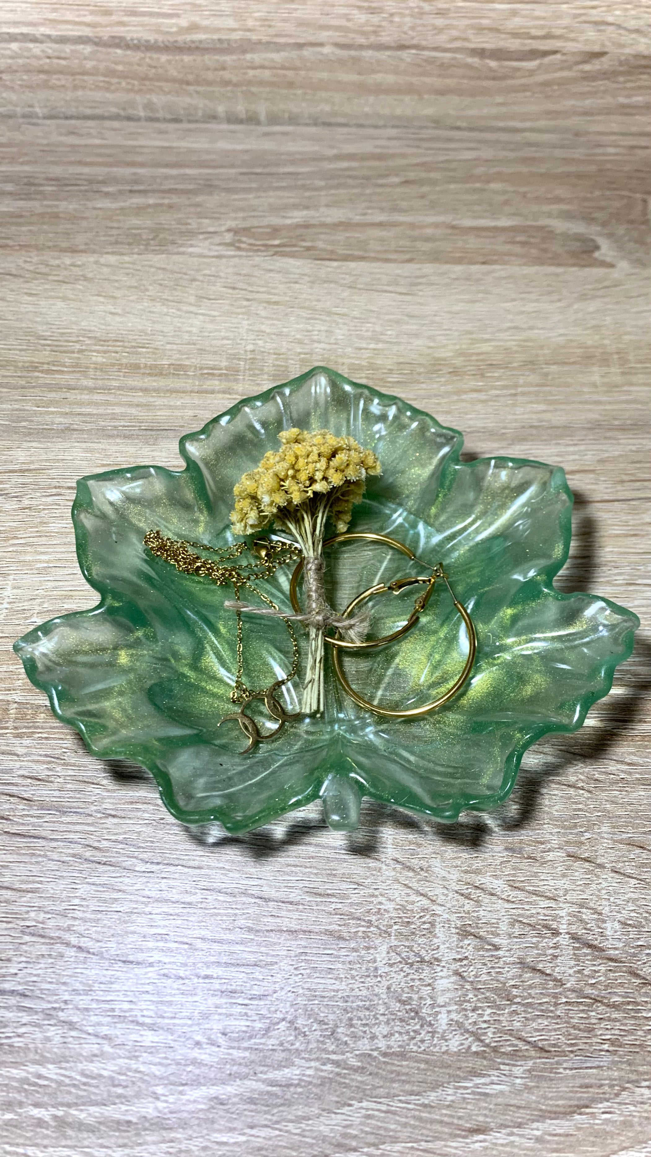 Vide-poches feuille d’érable vert & or – Élégance naturelle et lumineuse Pelou&Co