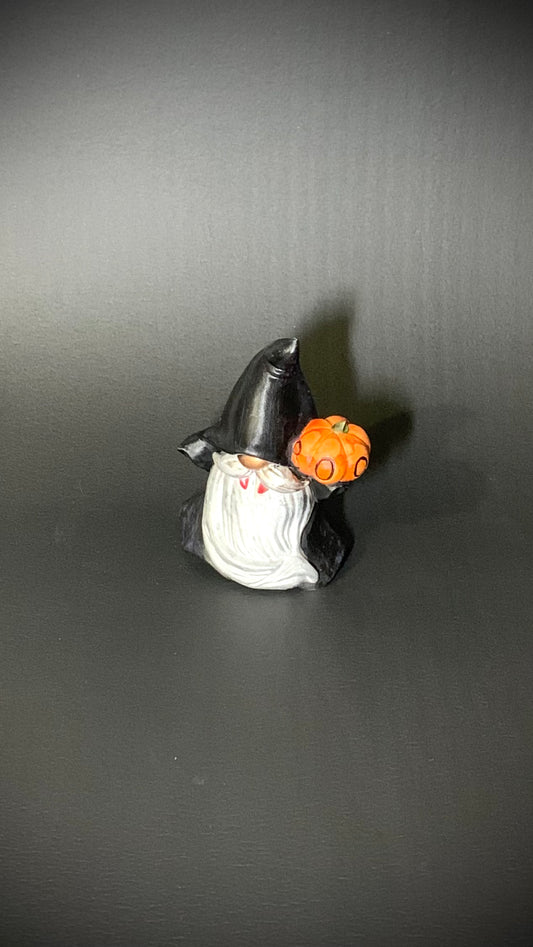Décoration Halloween artisanale nain vampirique barbe argentée cape noire citrouille – Pelou&Co