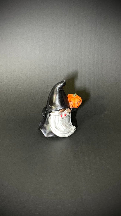 Décoration Halloween artisanale nain vampirique barbe argentée cape noire citrouille – Pelou&Co