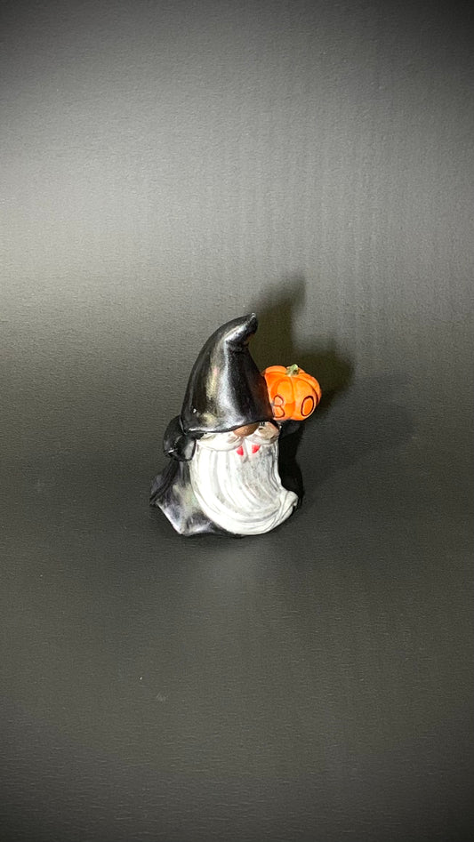 Décoration Halloween artisanale nain vampirique barbe argentée cape noire citrouille – Pelou&Co