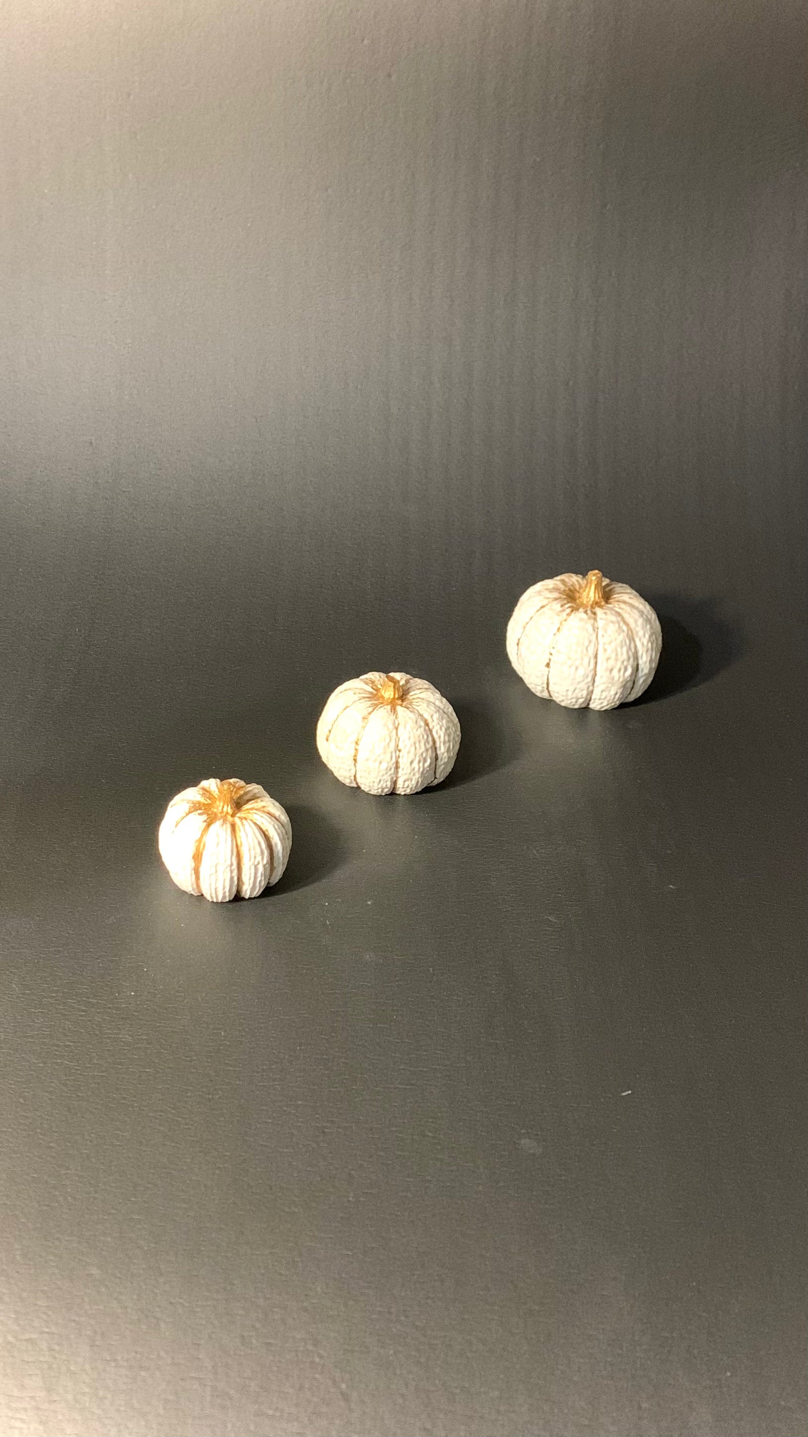 Petite Box Halloween Pelou&Co – Lot de 3 citrouilles en résine avec surprises artisanales