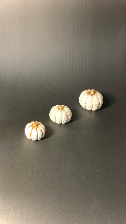 Petite Box Halloween Pelou&Co – Lot de 3 citrouilles en résine avec surprises artisanales