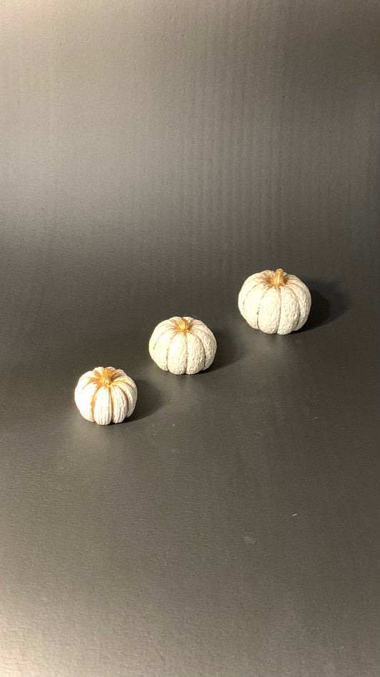 Petite Box Halloween Pelou&Co – Lot de 3 citrouilles en résine avec surprises artisanales