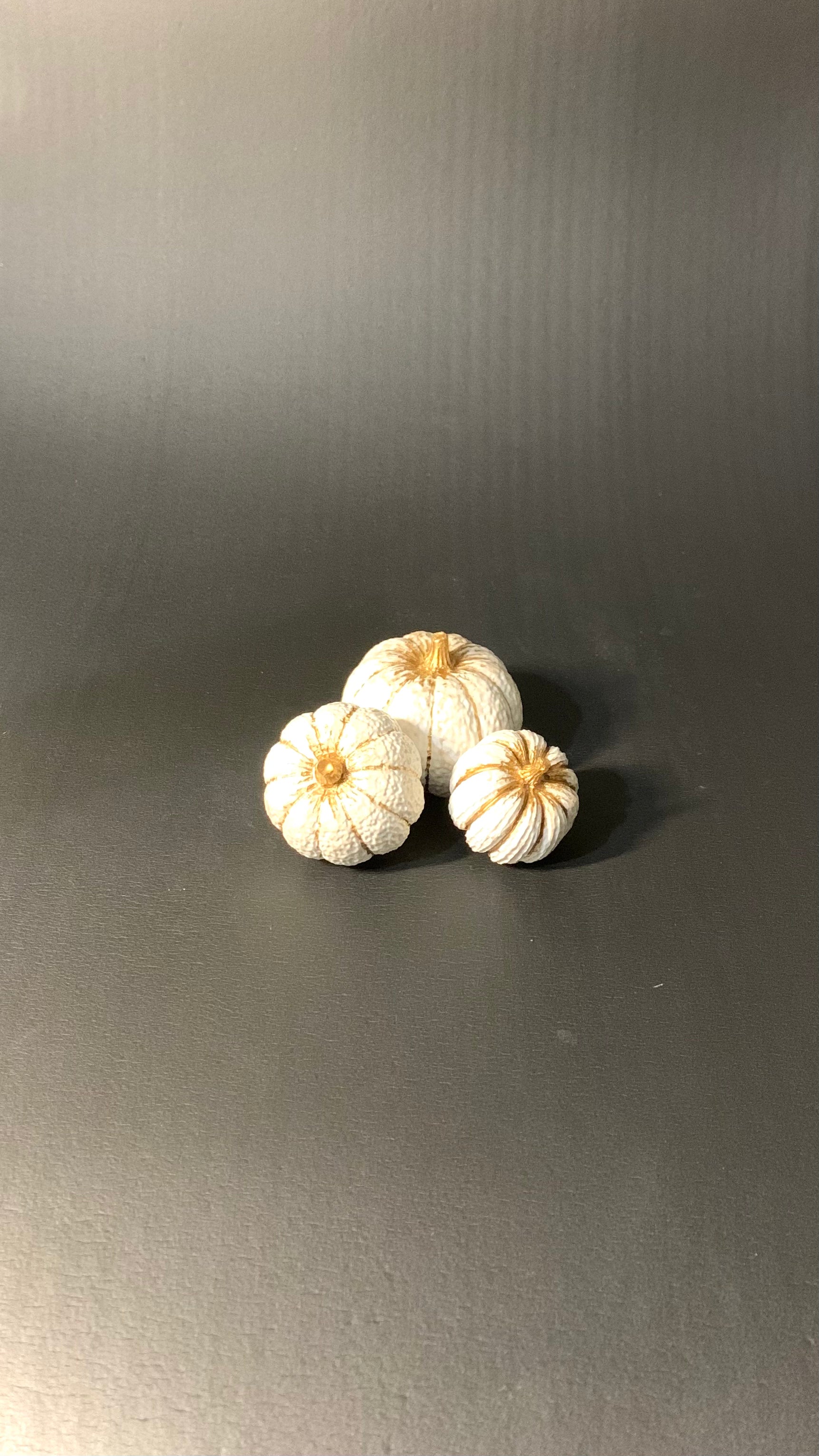 Petite Box Halloween Pelou&Co – Lot de 3 citrouilles en résine avec surprises artisanales