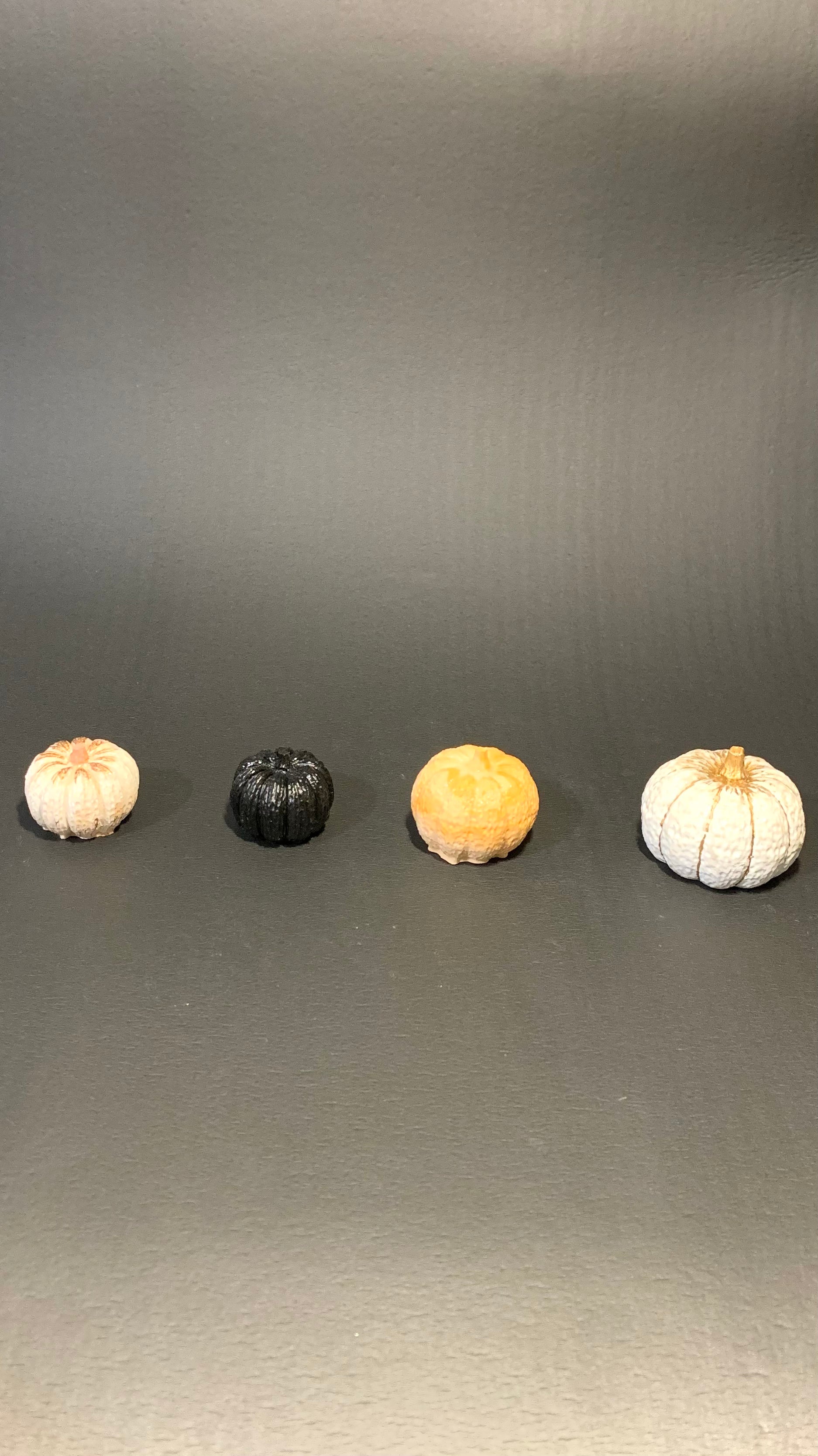Petite Box Halloween Pelou&Co – Lot de 3 citrouilles en résine avec surprises artisanales
