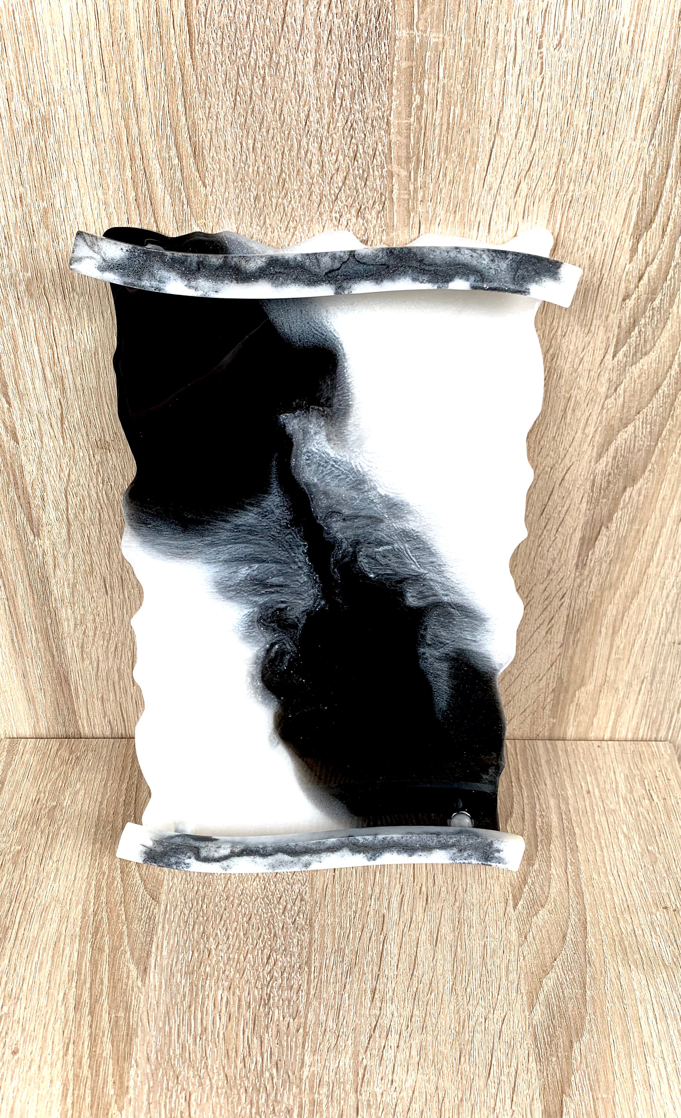 Plateau en résine, noir et blanc, fait main en Corse